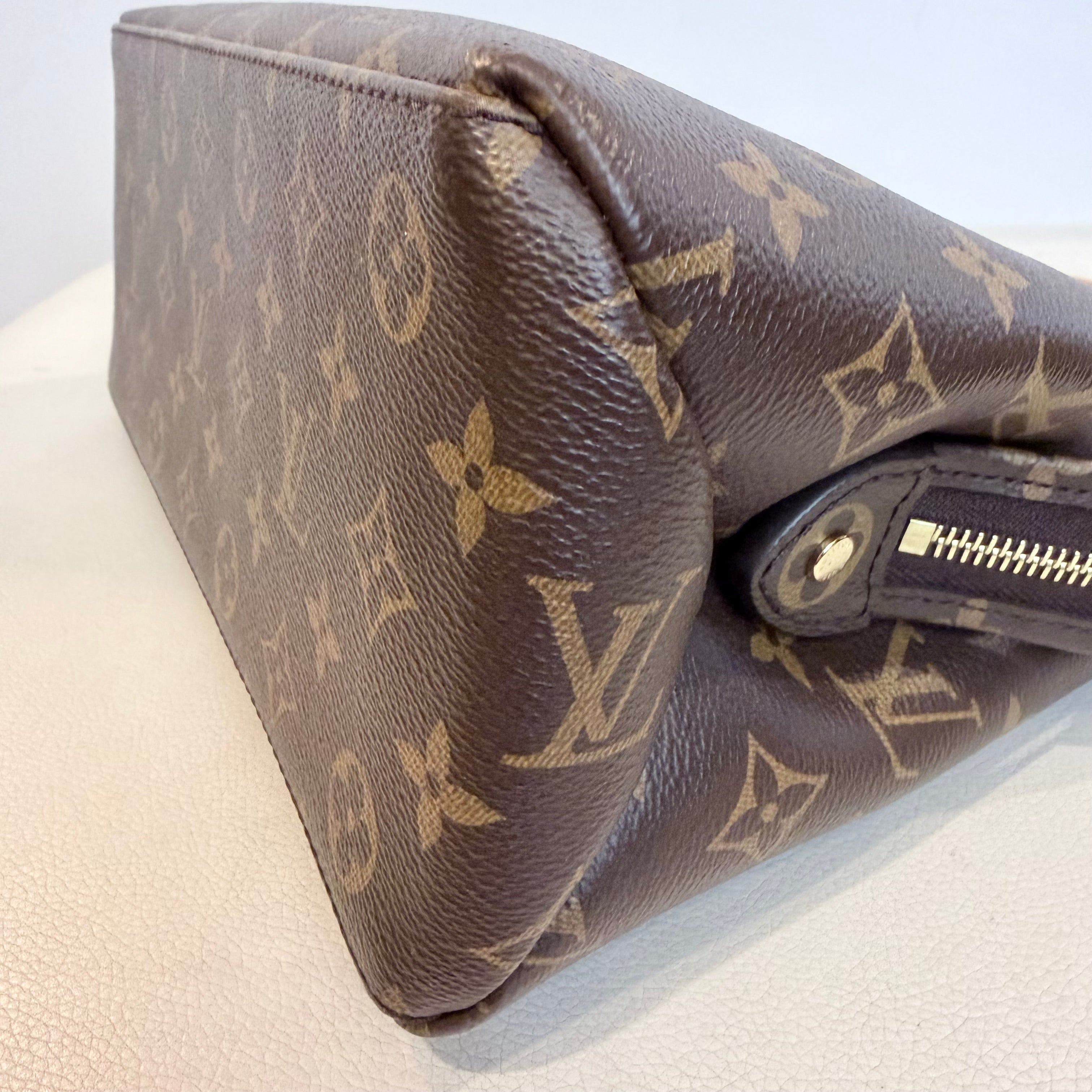LOUIS VUITTON Petit Palais in Monogram Handbag Shoulder bag