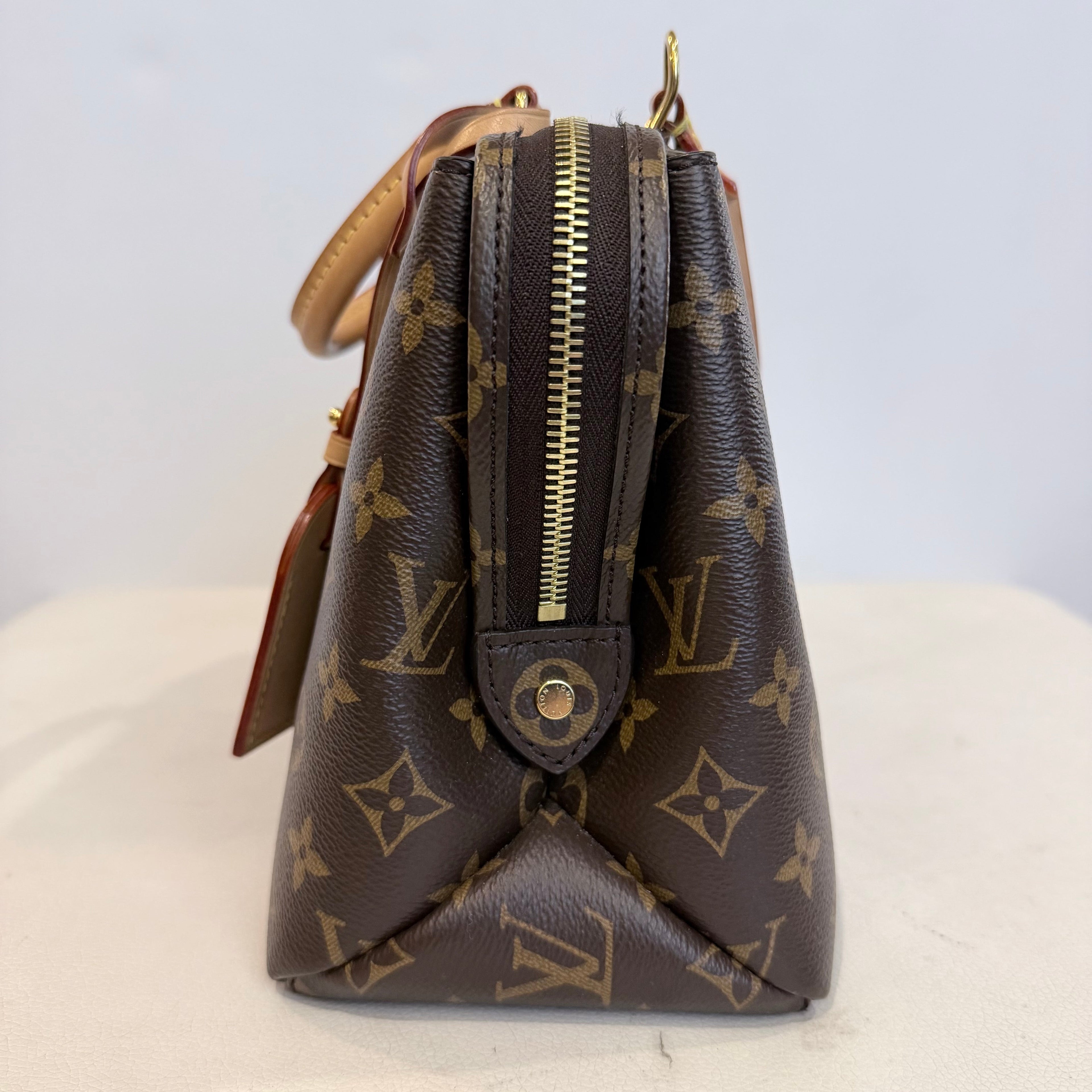 LOUIS VUITTON Petit Palais in Monogram Handbag Shoulder bag