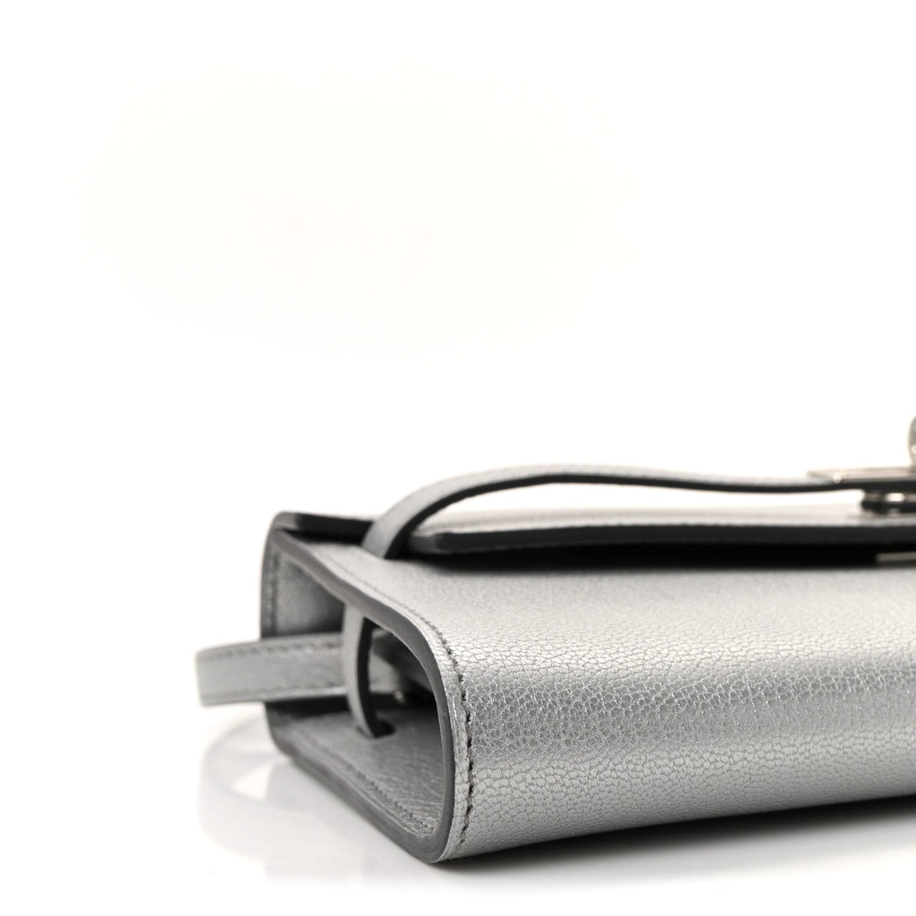 Metallic Chevre Chamkilight Kelly Wallet To Go Argent