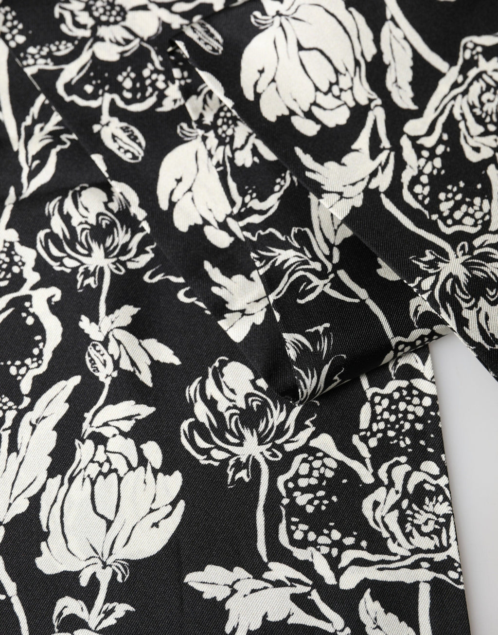 Dolce & Gabbana Black White Silk Floral Print Fringe 136cm X 15.5cm  Men's Scarf