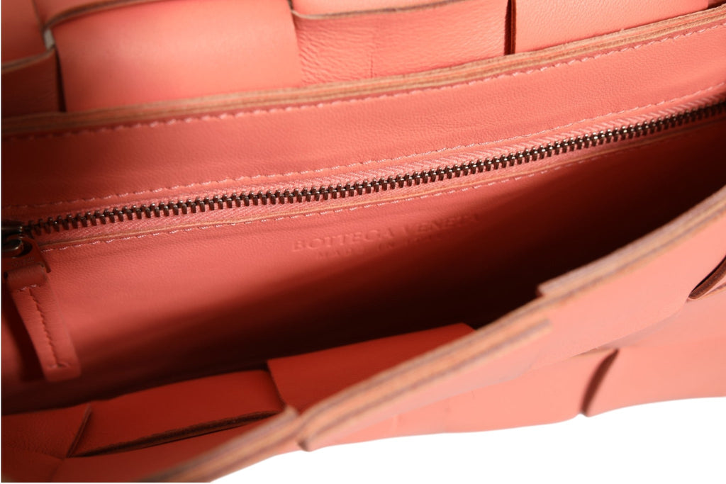 Bottega Veneta Lambskin Maxi Intrecciato Cassette Crossbody Women's Bag ( )