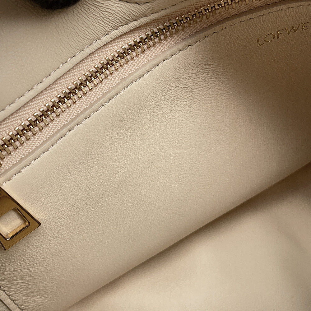 LOEWE Squeeze Bag IvoryA914NCHX01 Leather Size Small