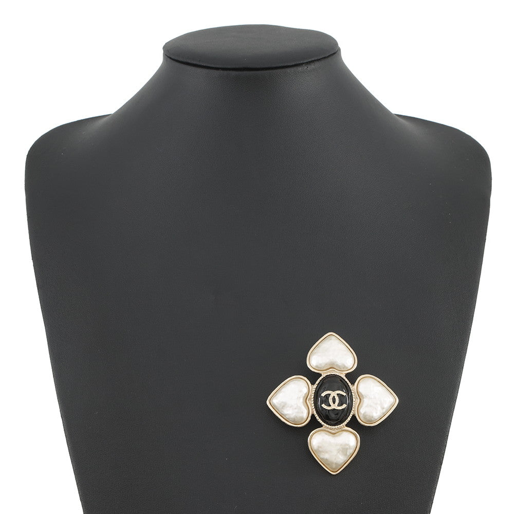 CHANEL CC Logo Heartshall BroochAB7517 Gold Plated Faux Pearl