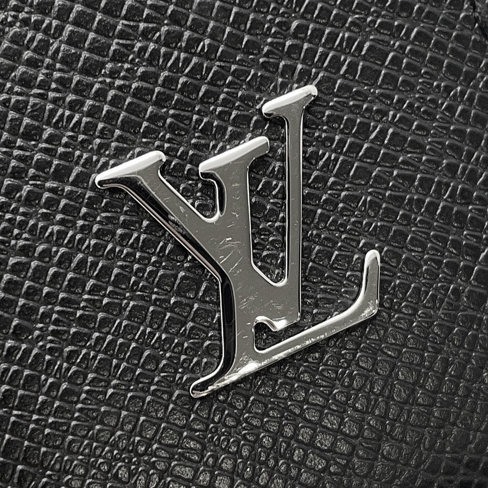 LOUIS VUITTON Pochette Voyage NoirM30450 Taiga Leather