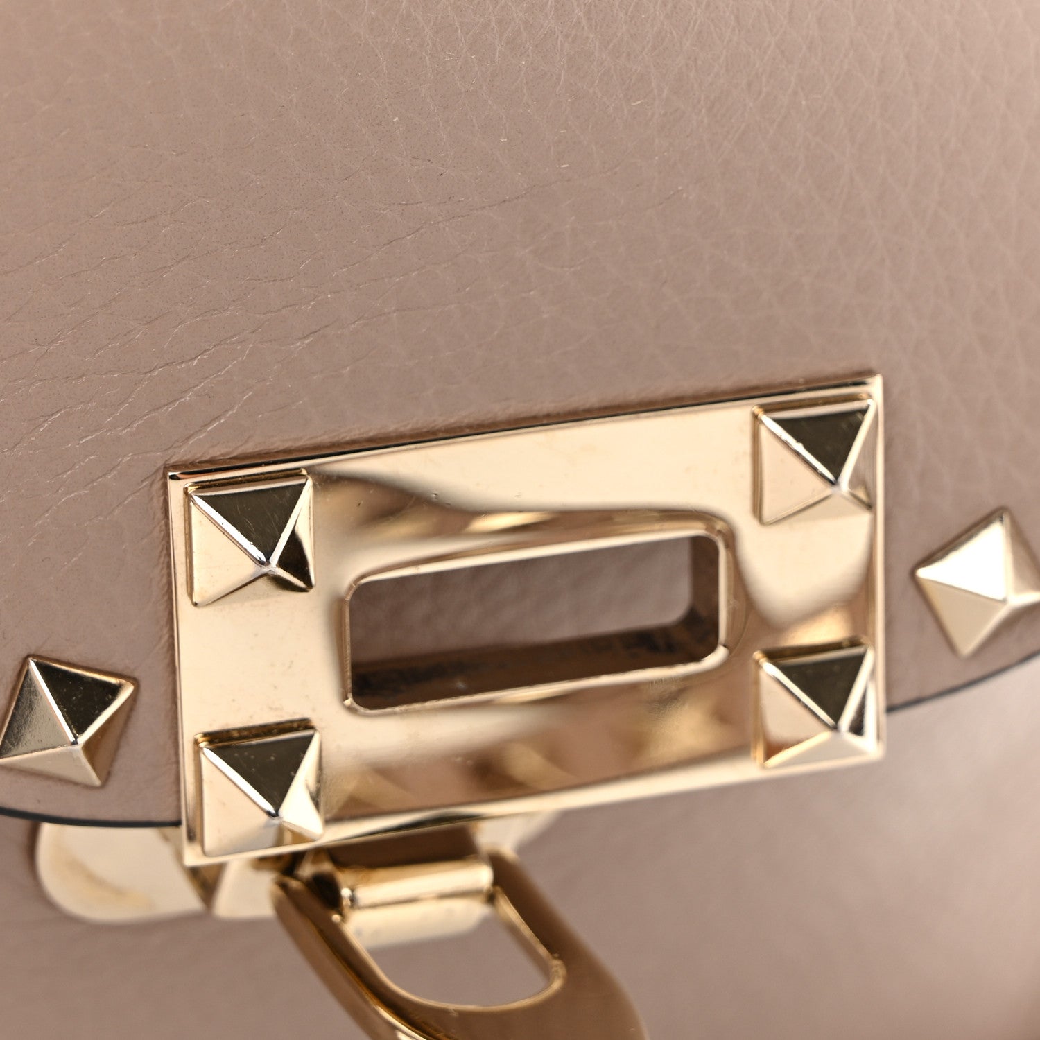 Pebbled Calfskin Medium Rockstud Flip Lock Crossbody Bag Poudre