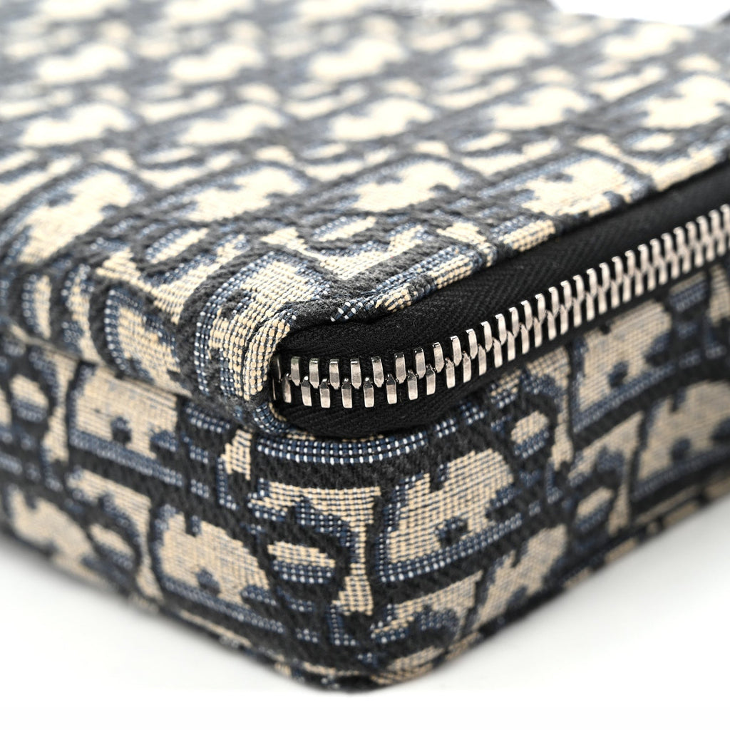 Oblique Messenger Pouch Black