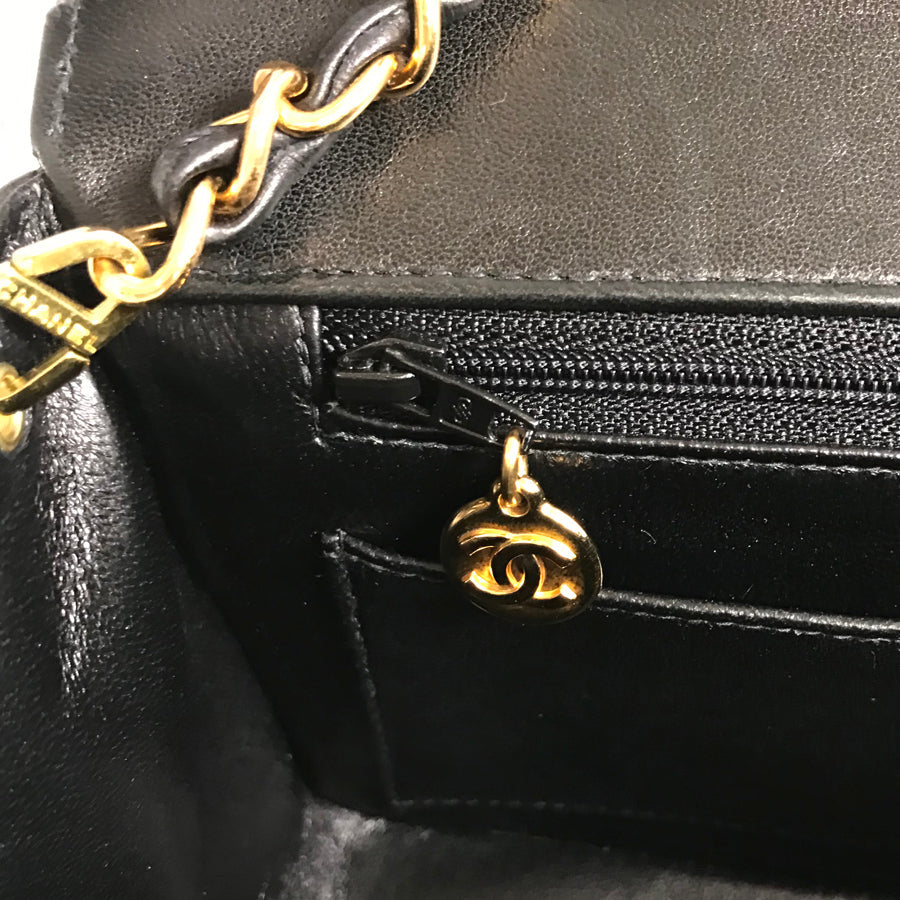 CHANEL Diana 22 Shoulder bag