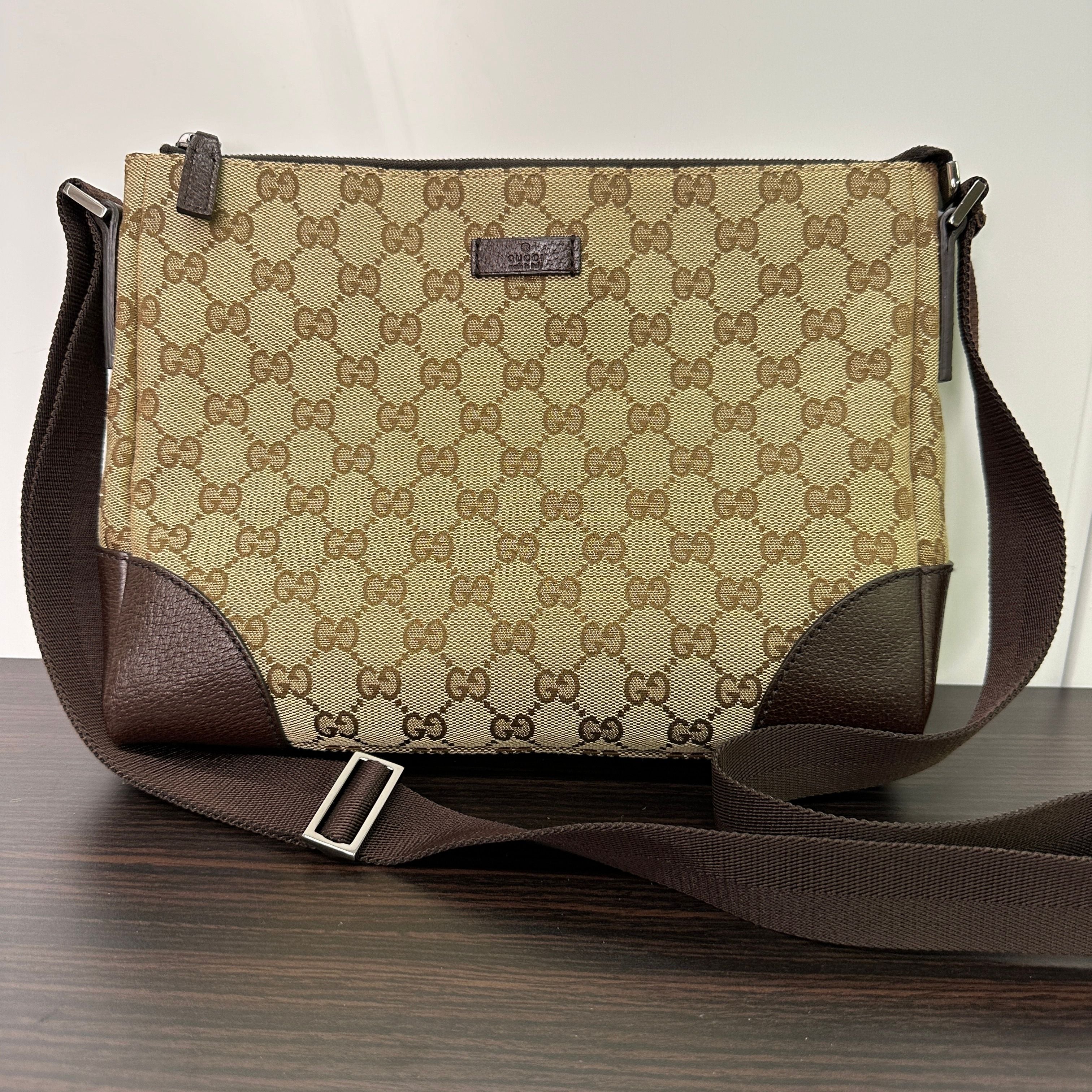 Gucci GG Canvas Messenger Bag Beige Shoulder Vintage Auth LB120847