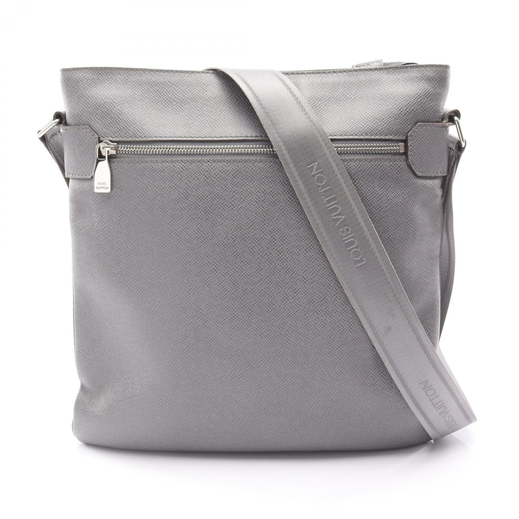 Louis Vuitton Sasha Taiga Leather Shoulder Bag