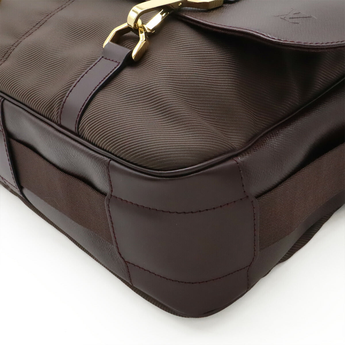 Louis Vuitton Taiga Shoulder Bag
