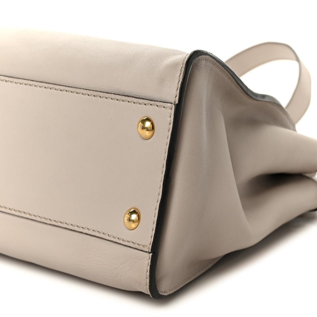 Vitello Seta Shiny Nappa Medium Peekaboo Iconic Satchel Grigio Polvere Magenta
