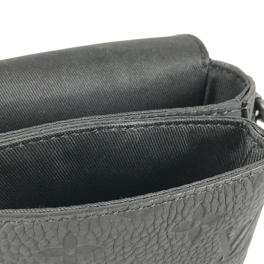 LOUIS VUITTON Taurillon Leather S Lock Vertical Wearable Wallet M81524 Shoulder bag