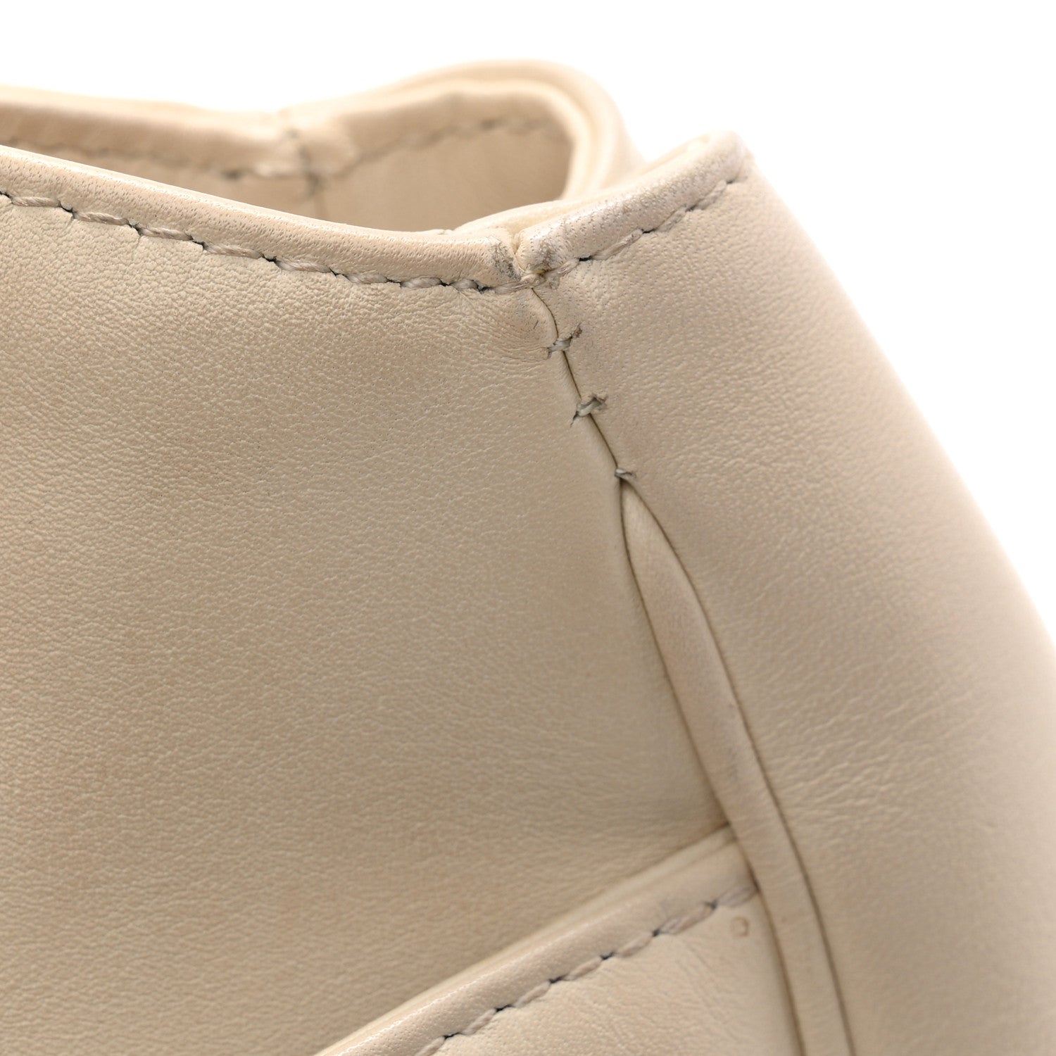 Calfskin Matelasse Medium GG Marmont Open Top Shoulder Bag White