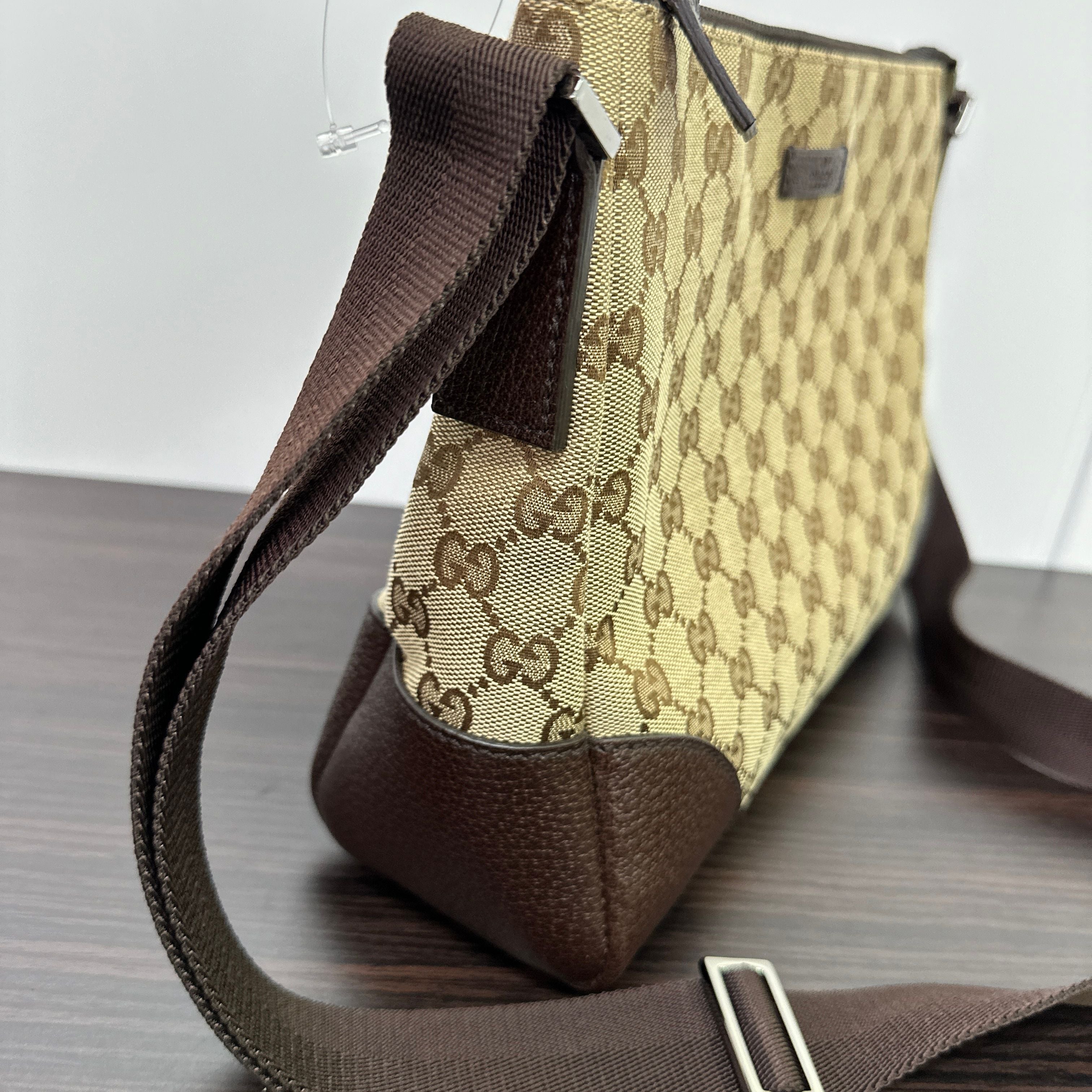 Gucci GG Canvas Messenger Bag Beige Shoulder Vintage Auth LB120847