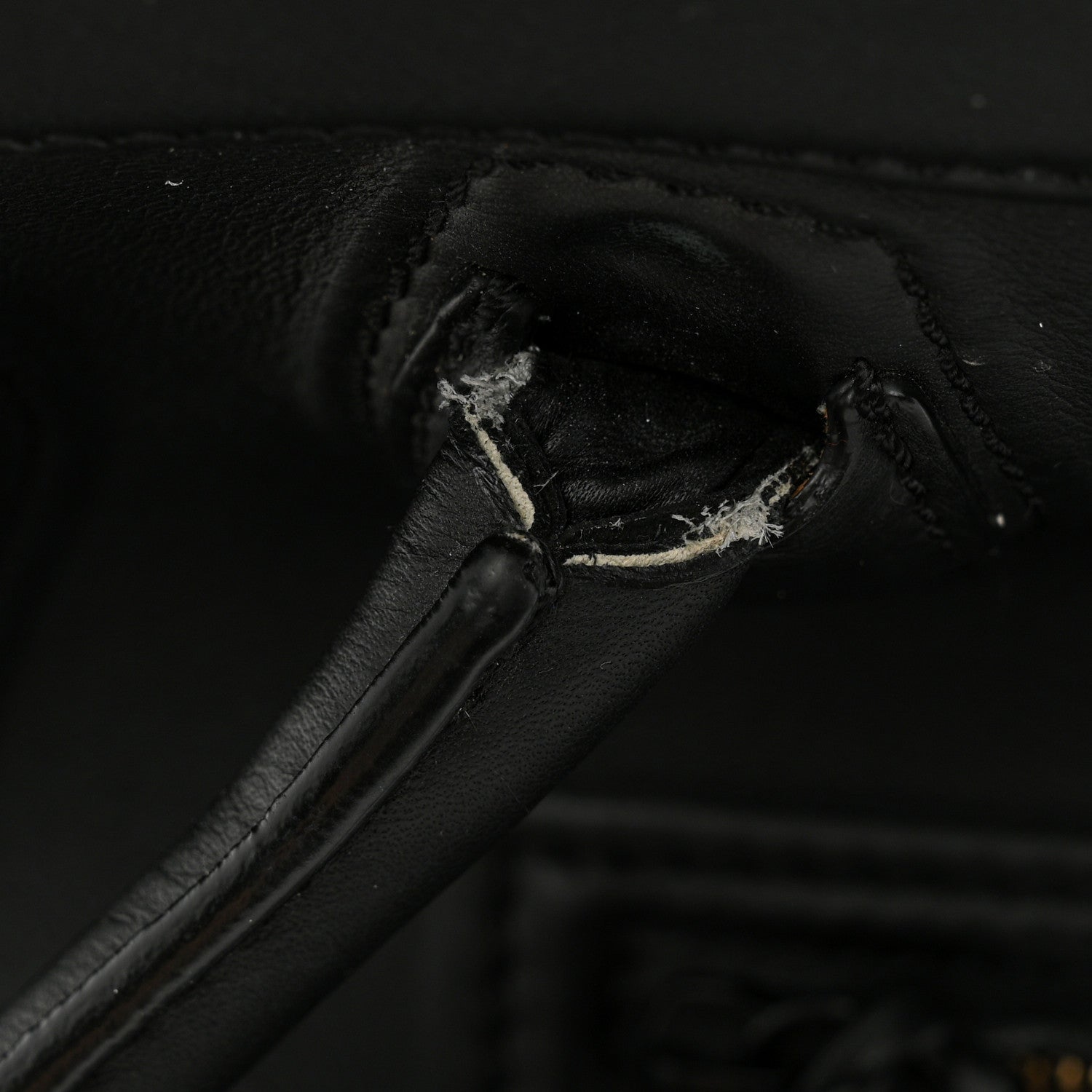 Grained Calfskin Medium Phantom Luggage Black