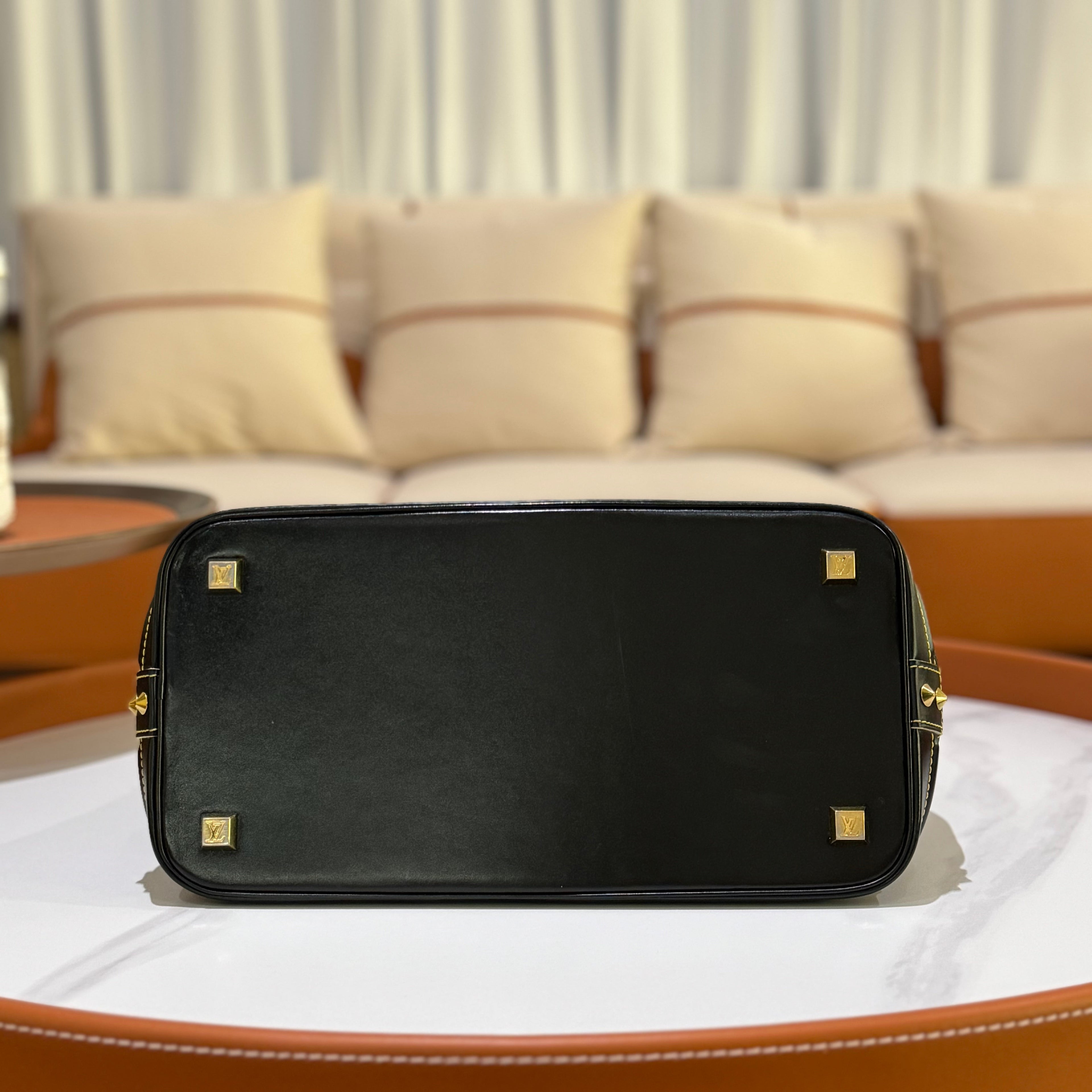 LOUIS VUITTON SUHALI LOCK IT MM