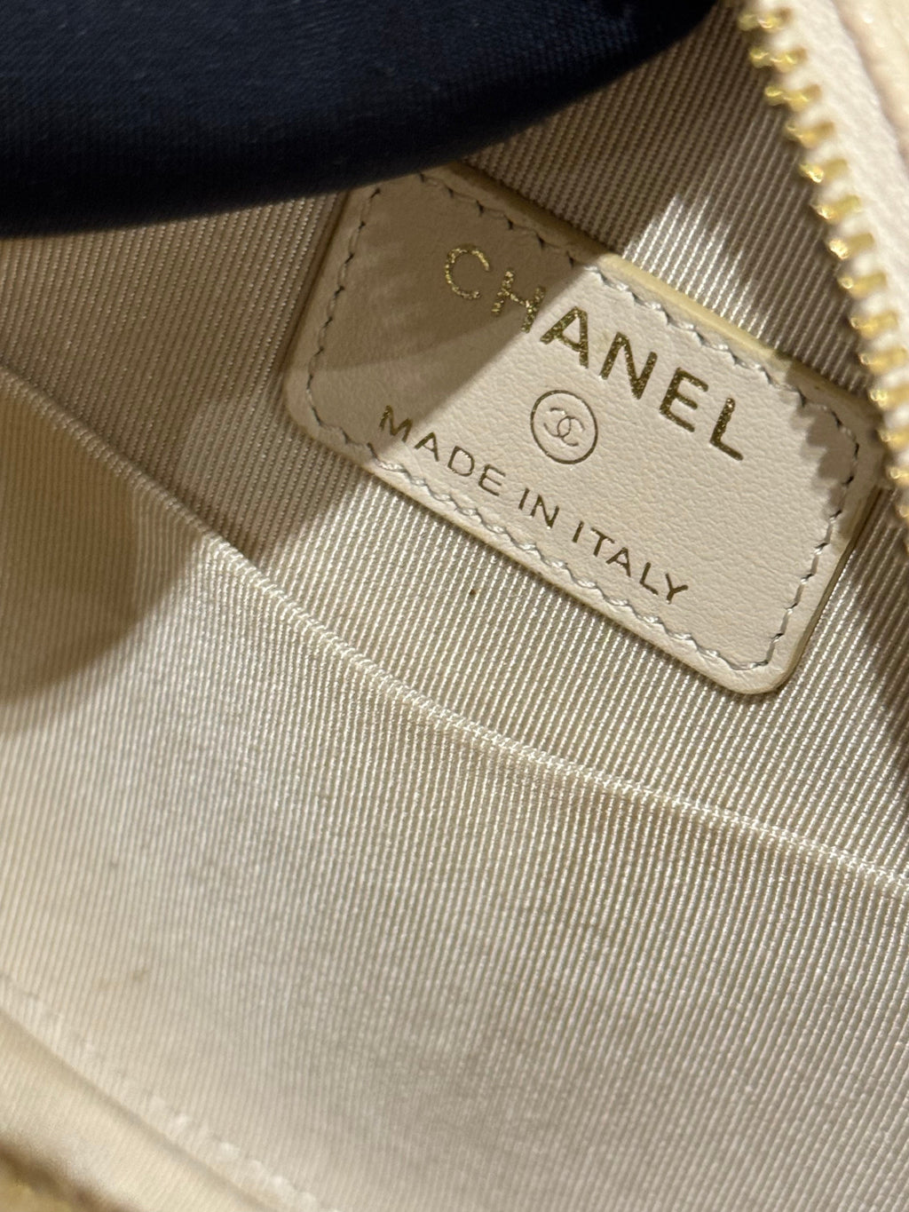 CHANEL ROUND CAKE BAG WHITE CALFSKIN WITH GOLD CHAIN