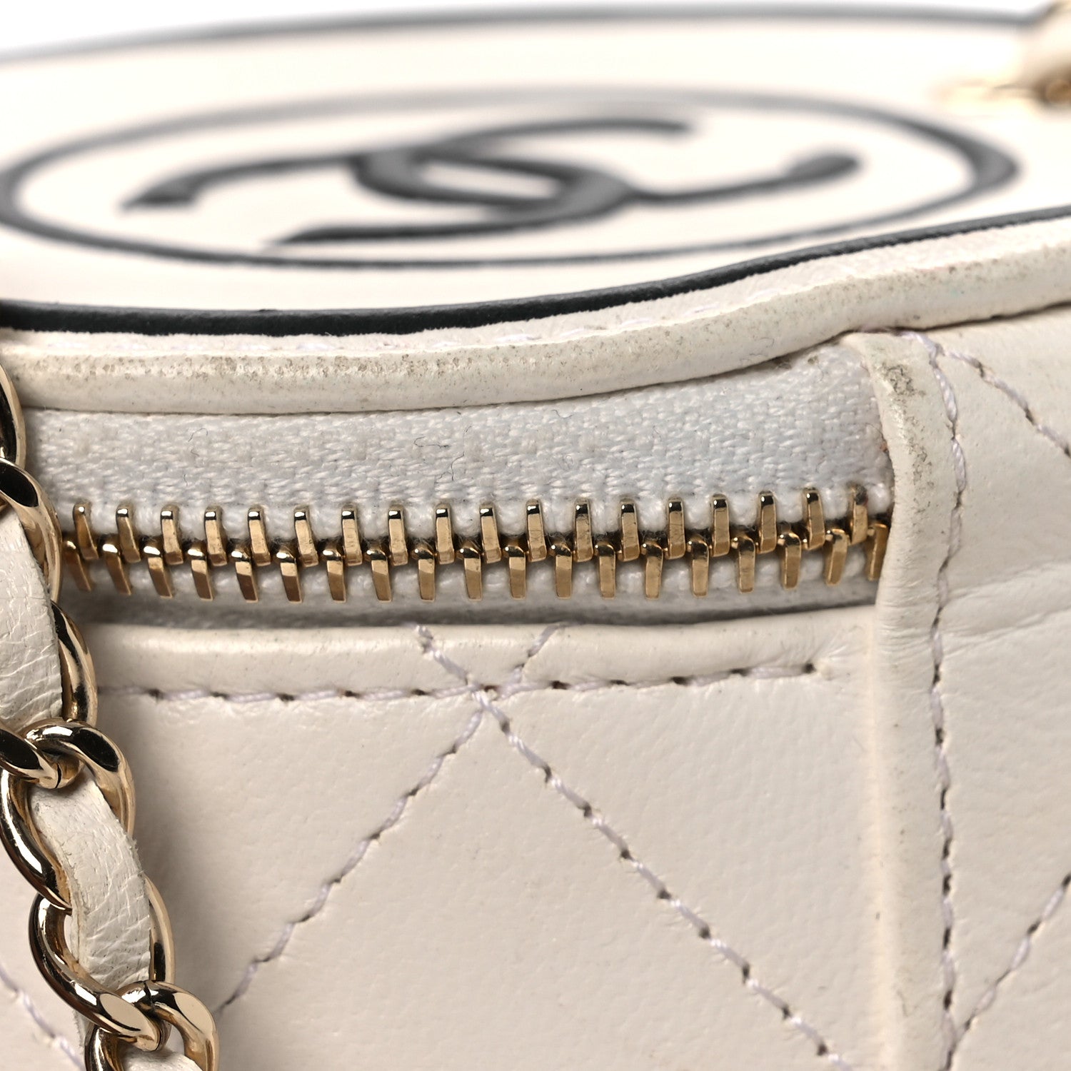 Lambskin Quilted Round Small Vanity Case With Chain White Black