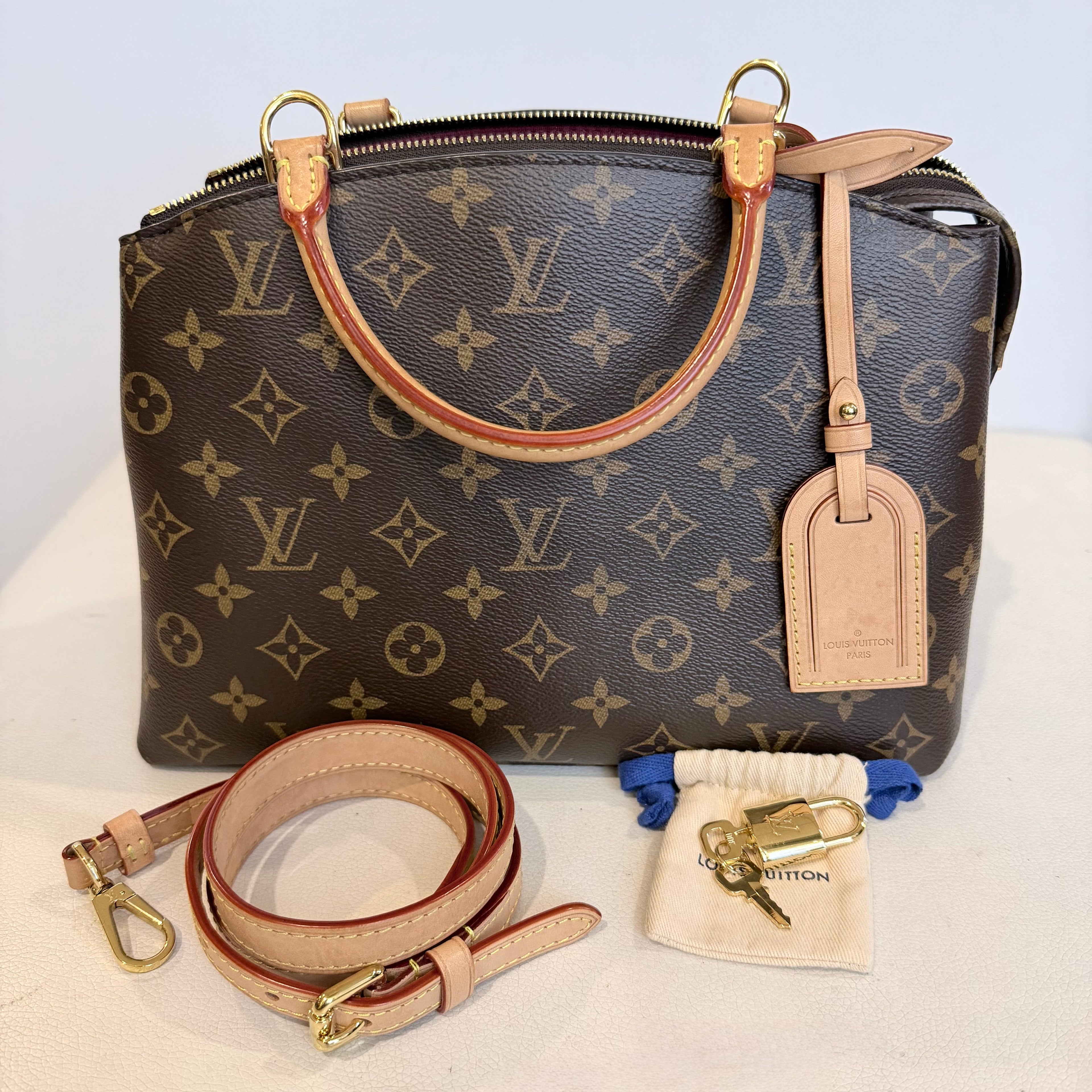 LOUIS VUITTON Petit Palais in Monogram Handbag Shoulder bag