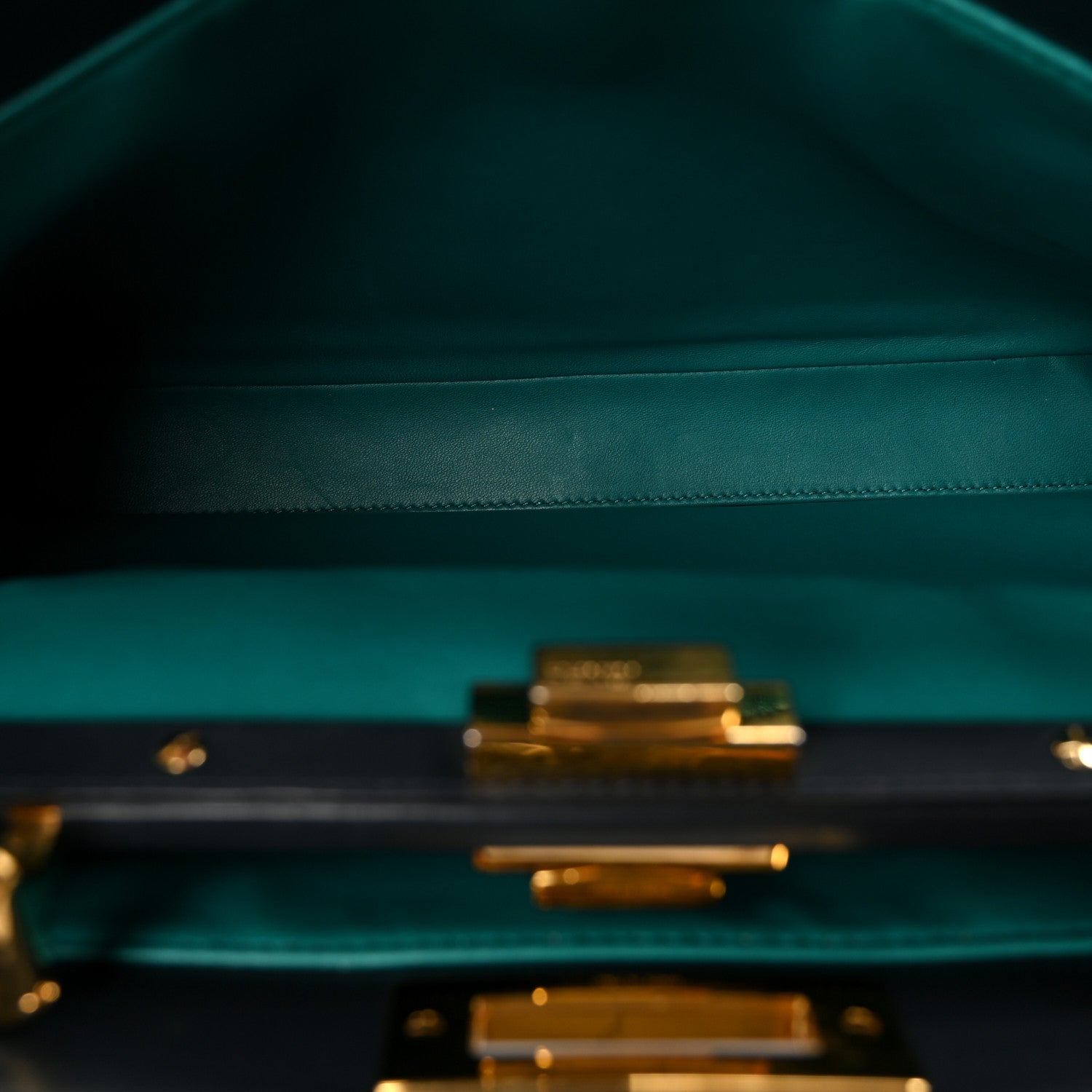 Vitello Morgan Shiny Nappa Medium Peekaboo Iconic Satchel Lavagna Lago