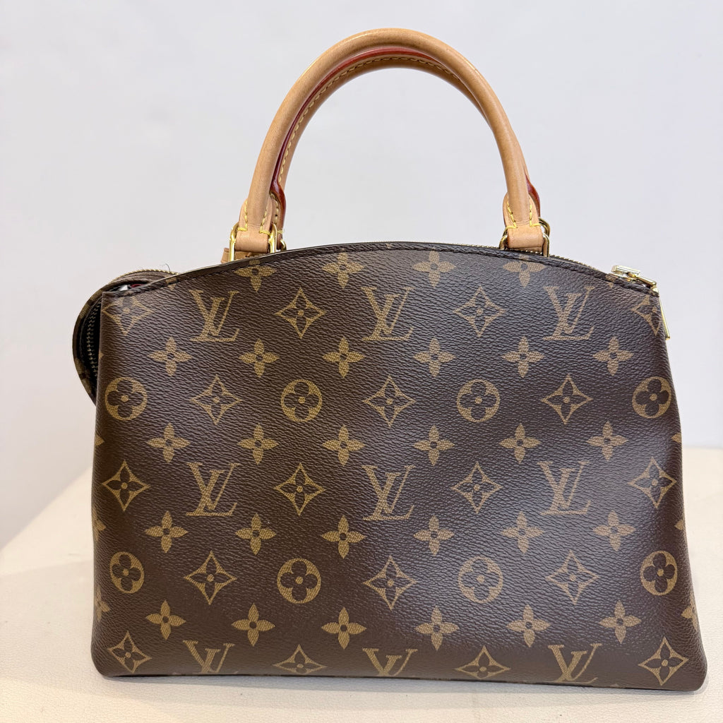 LOUIS VUITTON Petit Palais in Monogram Handbag Shoulder bag