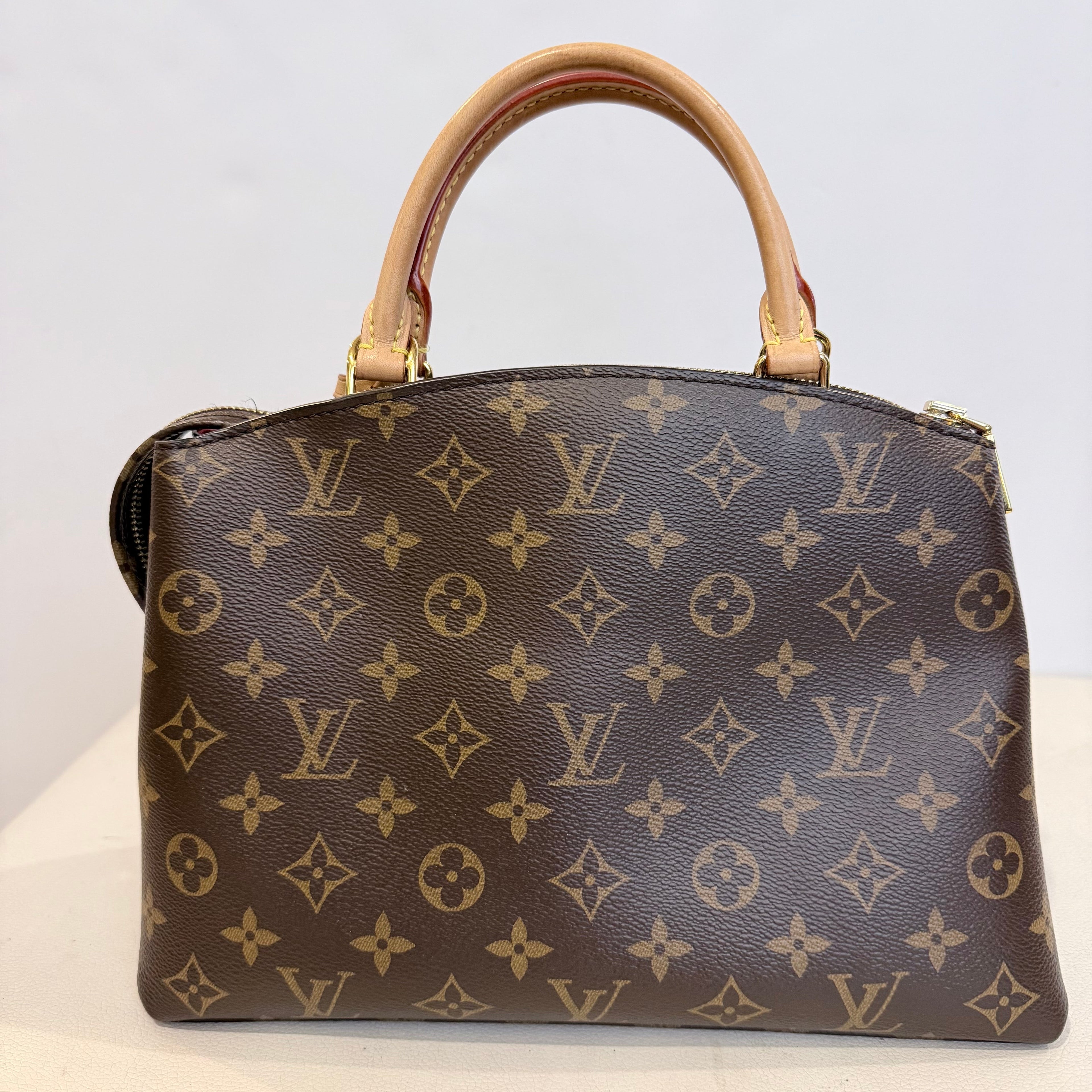 LOUIS VUITTON Petit Palais in Monogram Handbag Shoulder bag