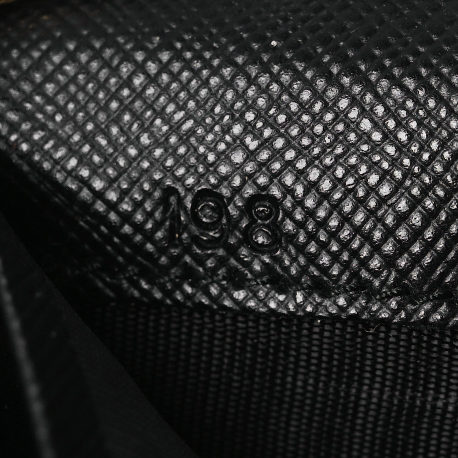 Saffiano Metal Oro Chain Wallet Black