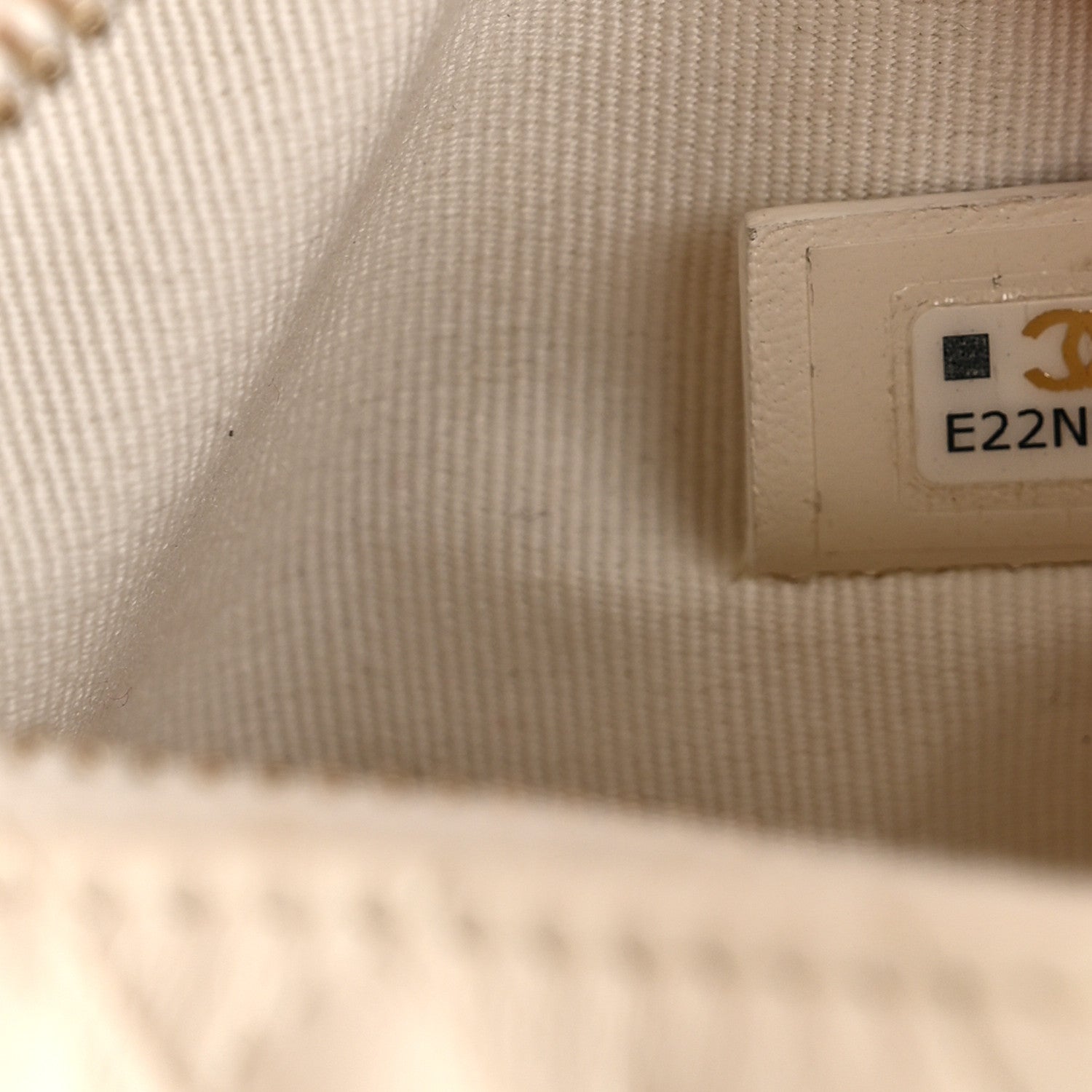 Lambskin Quilted Chain Around Pouch Hobo White