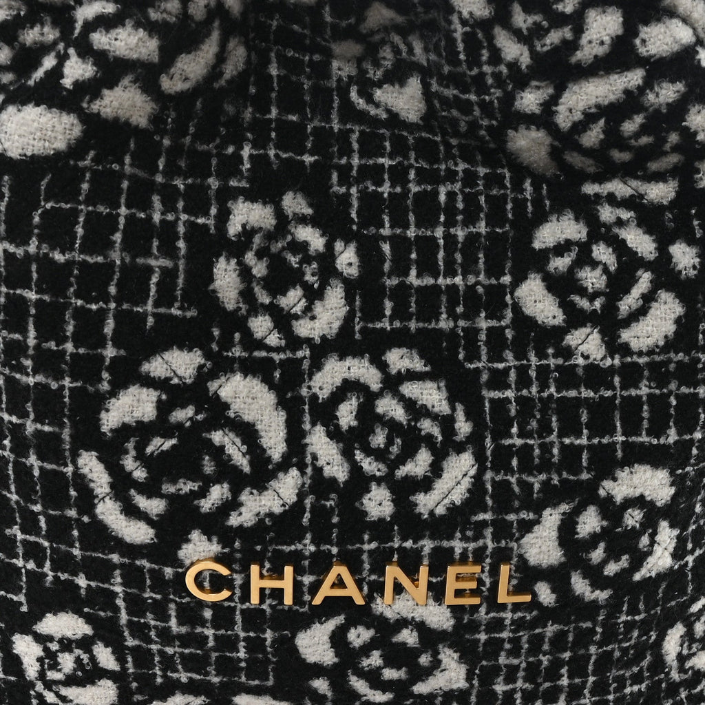 Cashmere Quilted Camellia Chanel 22 Black White