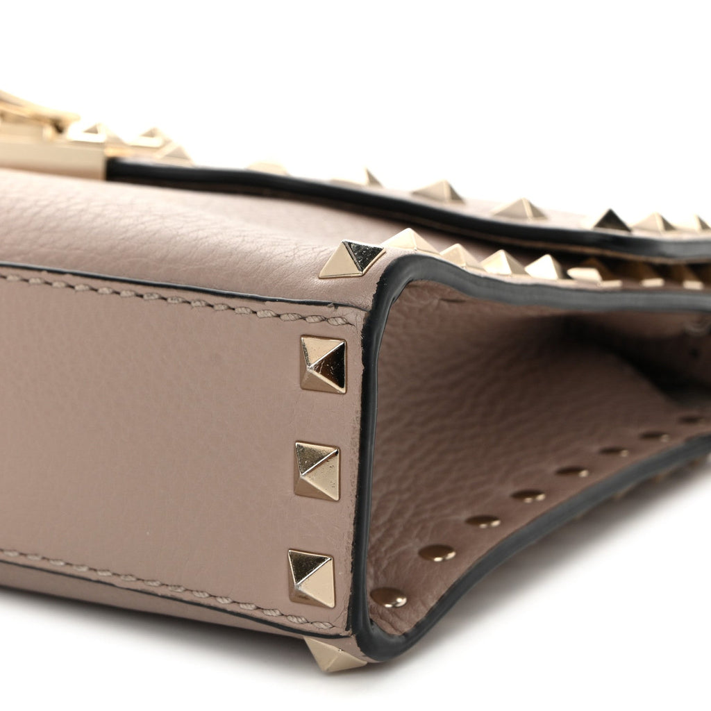 Pebbled Calfskin Medium Rockstud Flip Lock Crossbody Bag Poudre