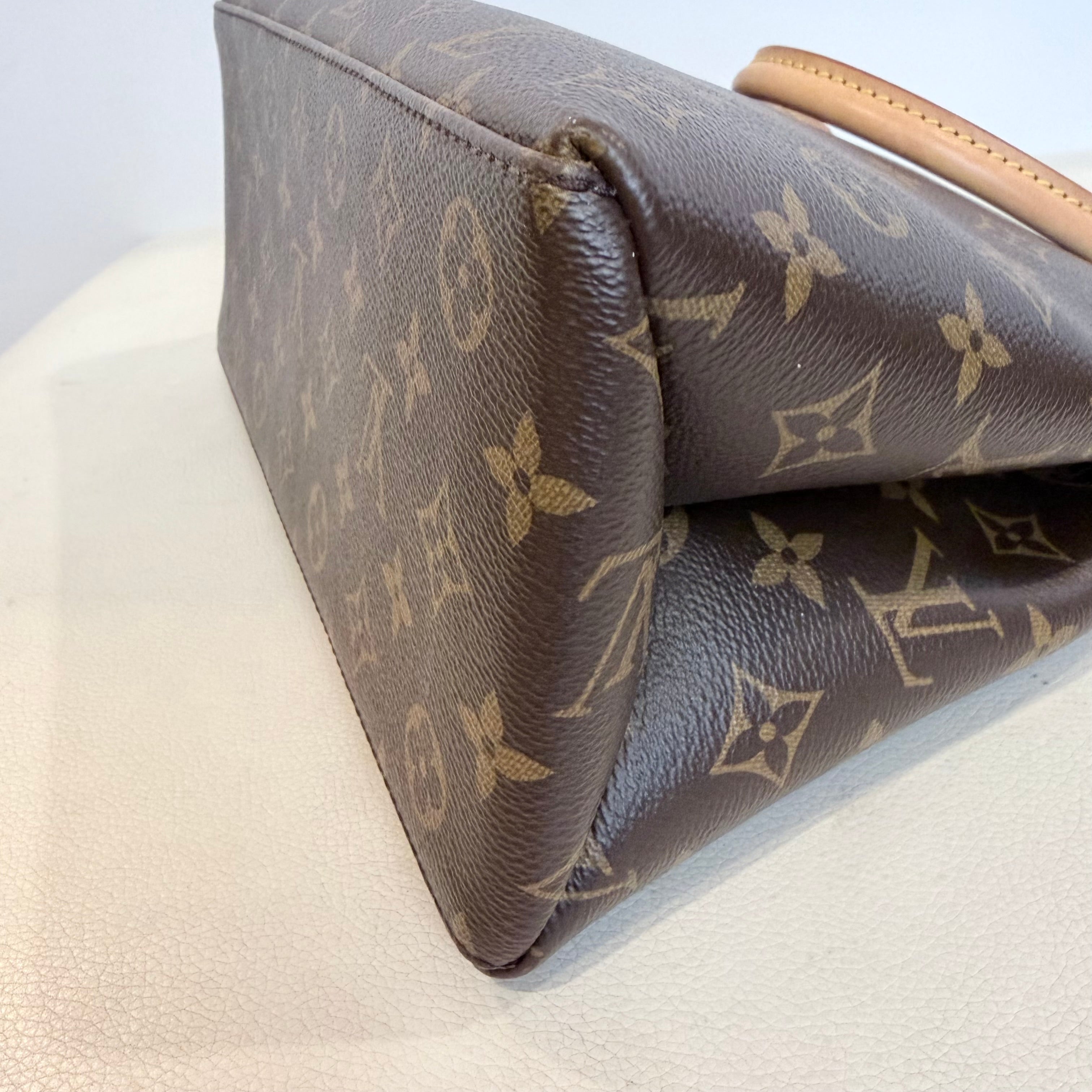 LOUIS VUITTON Petit Palais in Monogram Handbag Shoulder bag