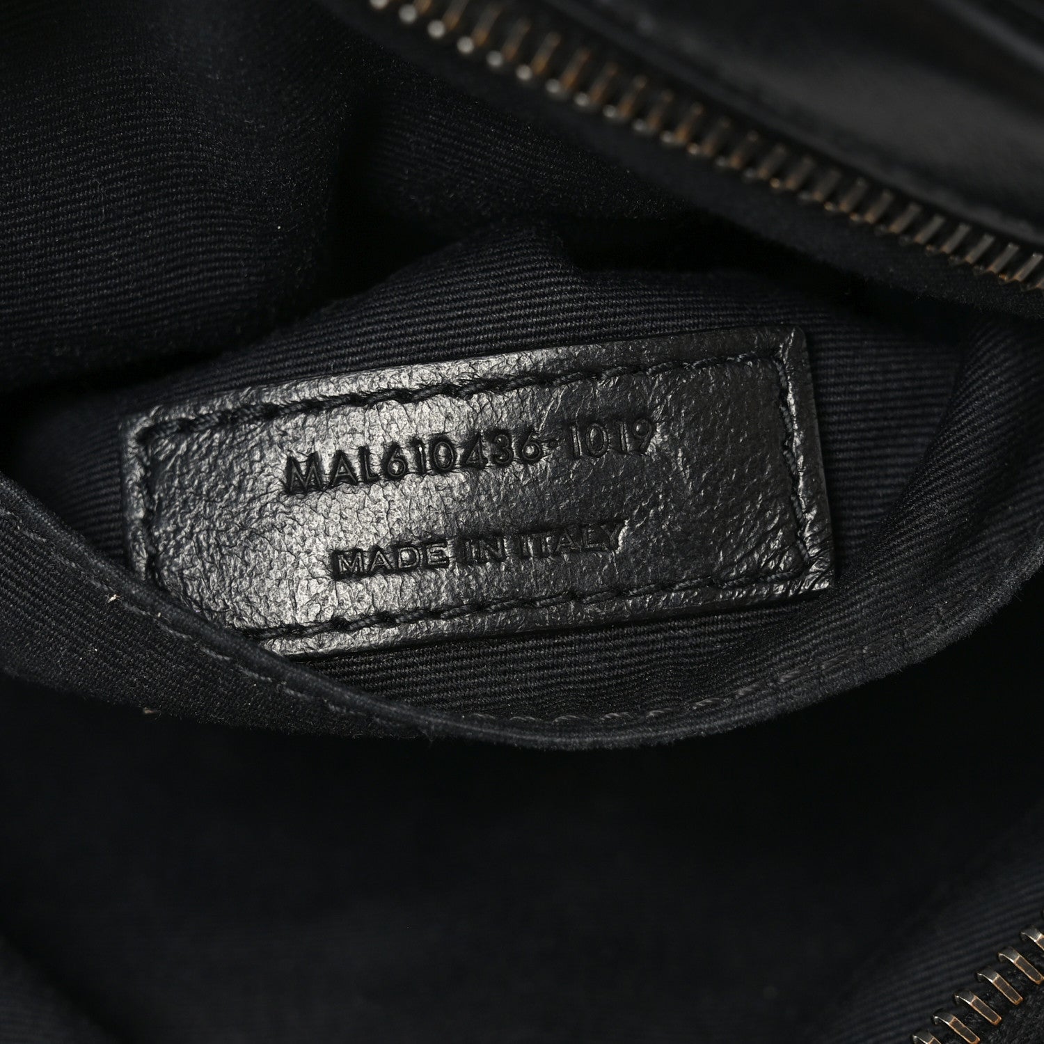 Calfskin Matelasse Chevron Round Vinyle Camera Bag Black