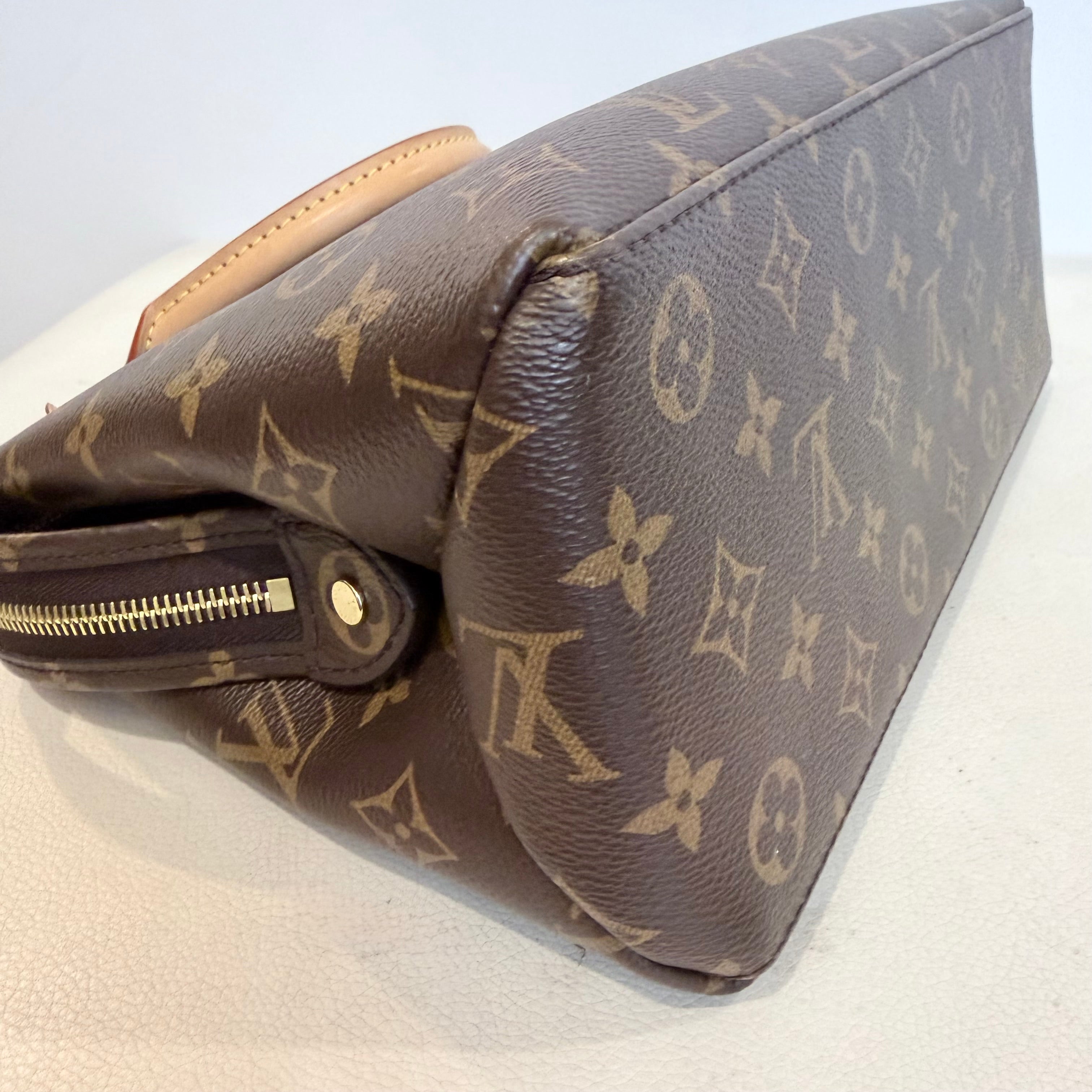LOUIS VUITTON Petit Palais in Monogram Handbag Shoulder bag