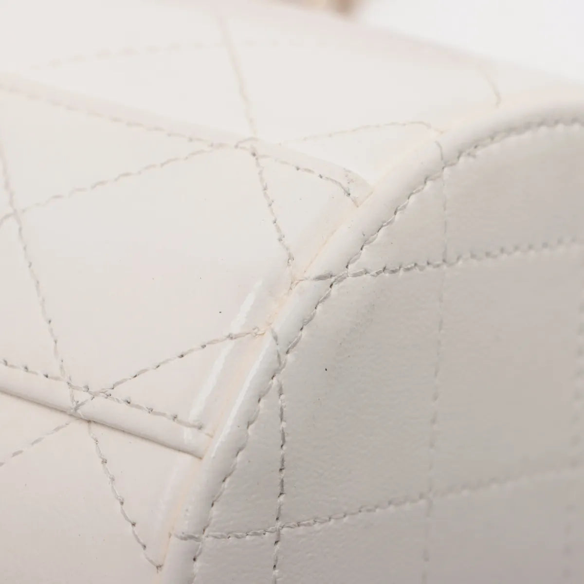 Chanel CC Logo Mini Matelasse Lambskin Chain Round Shoulder Bag White