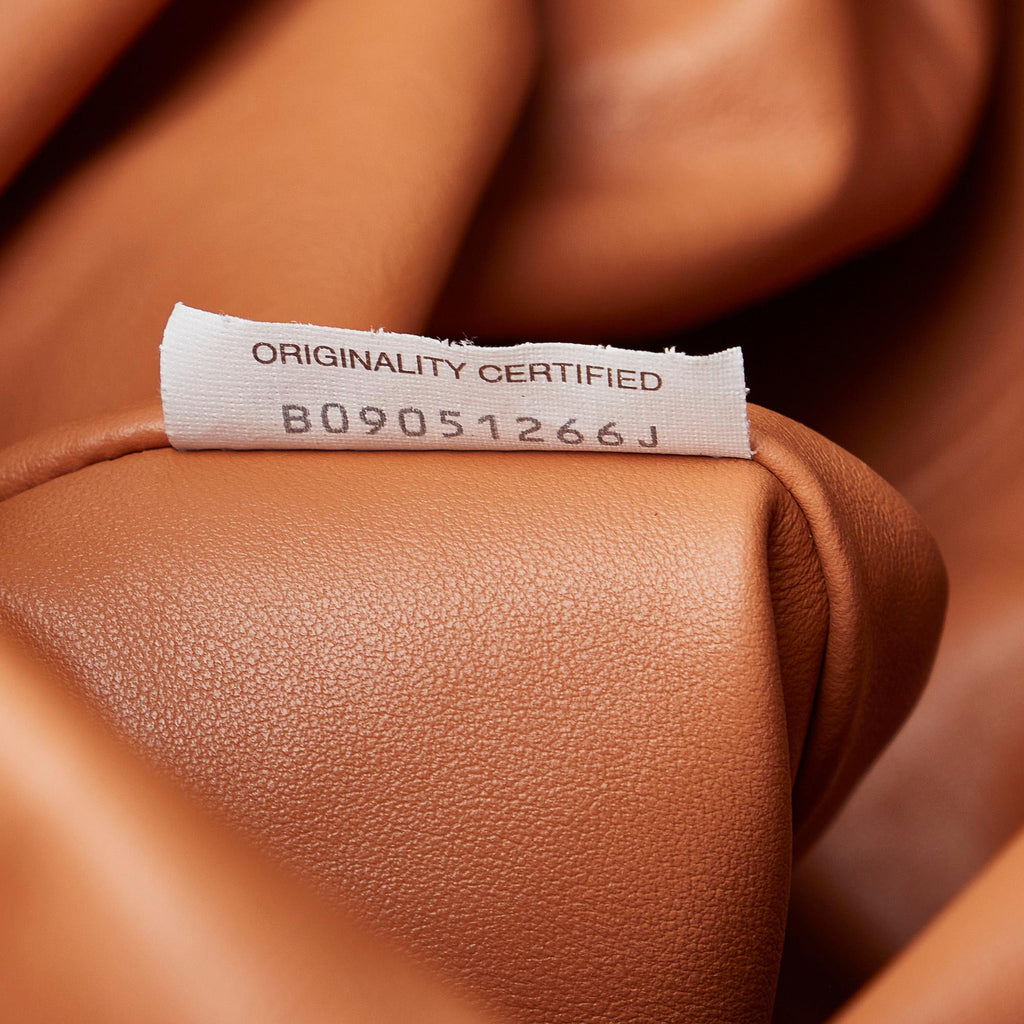 Bottega Veneta Lambskin The Shoulder Pouch (SHG-ptECGP)