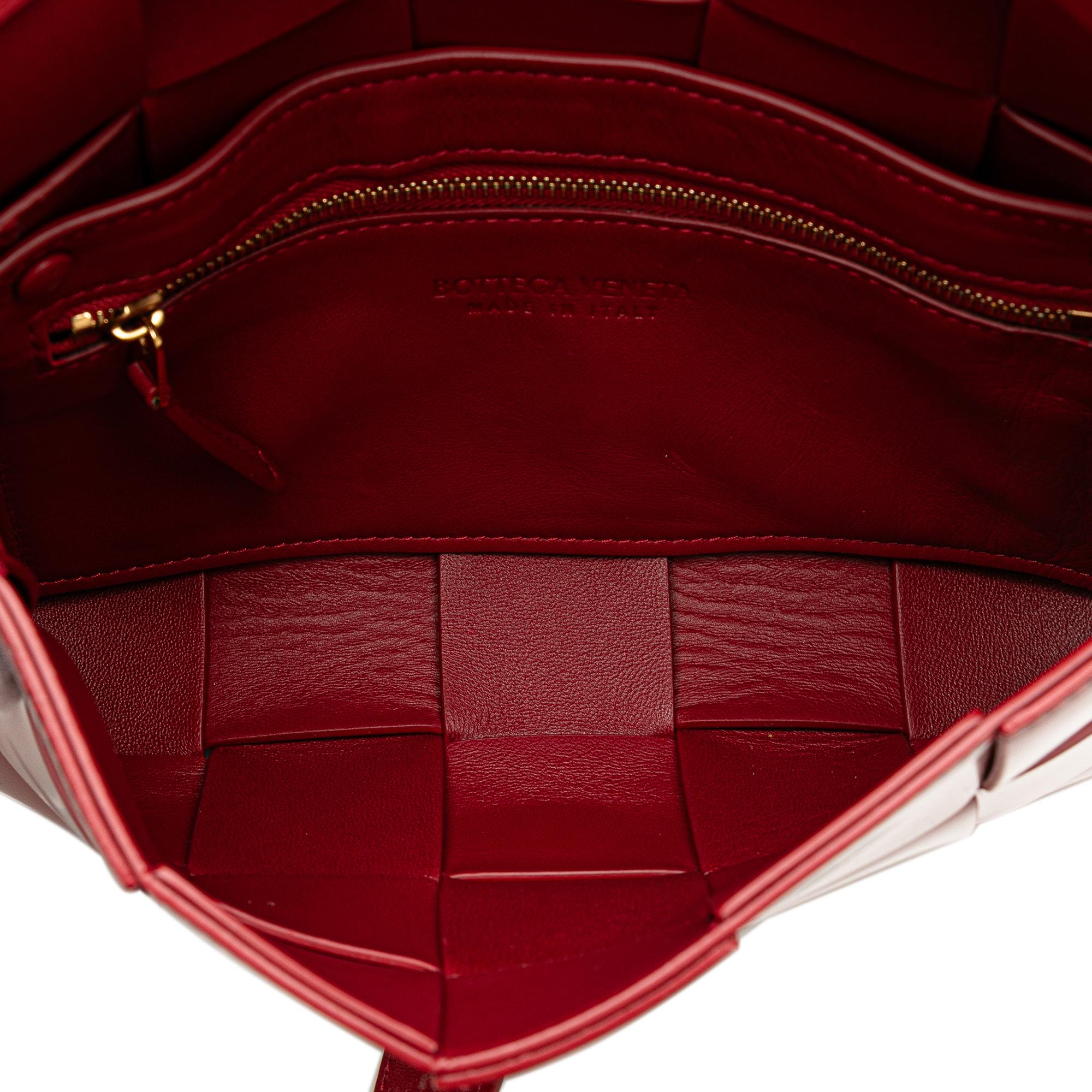Bottega Veneta Patent Intrecciato Cassette Crossbody (SHG-LgpVBt)