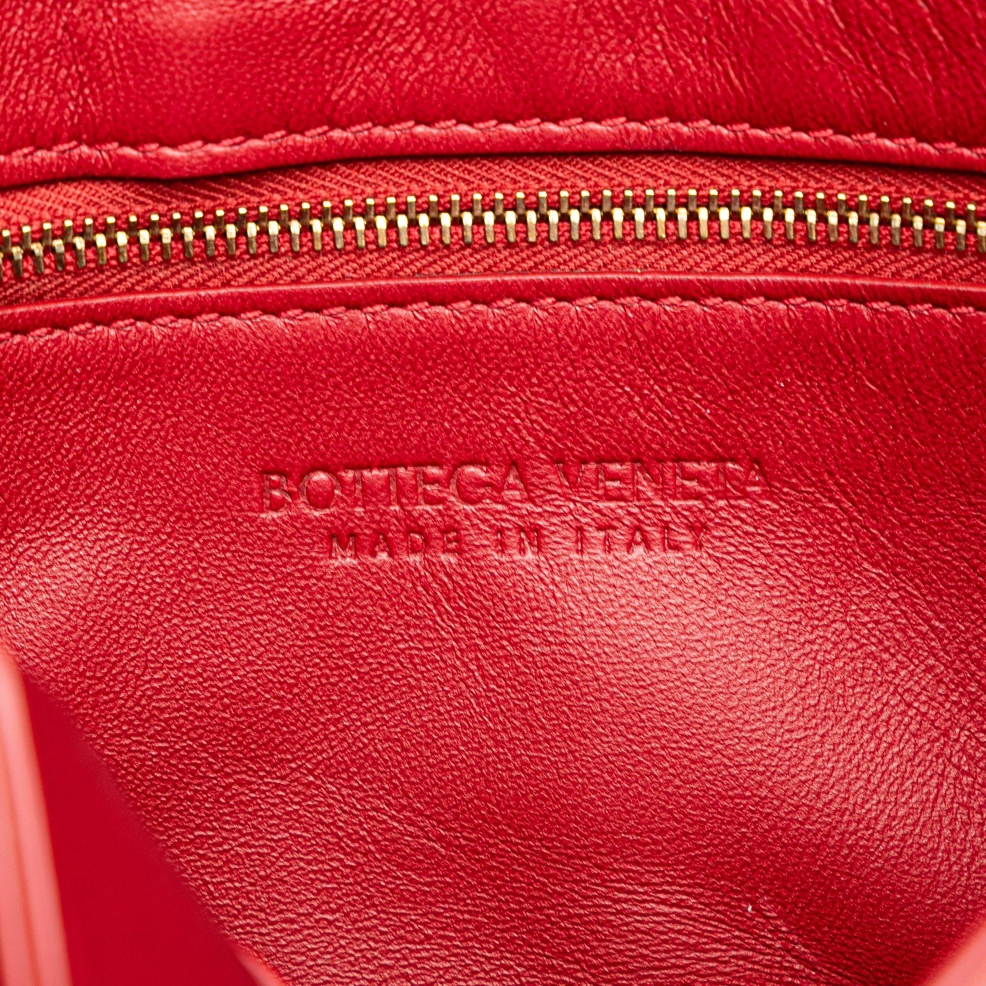 Bottega Veneta Patent Intrecciato Cassette Crossbody (SHG-LgpVBt)