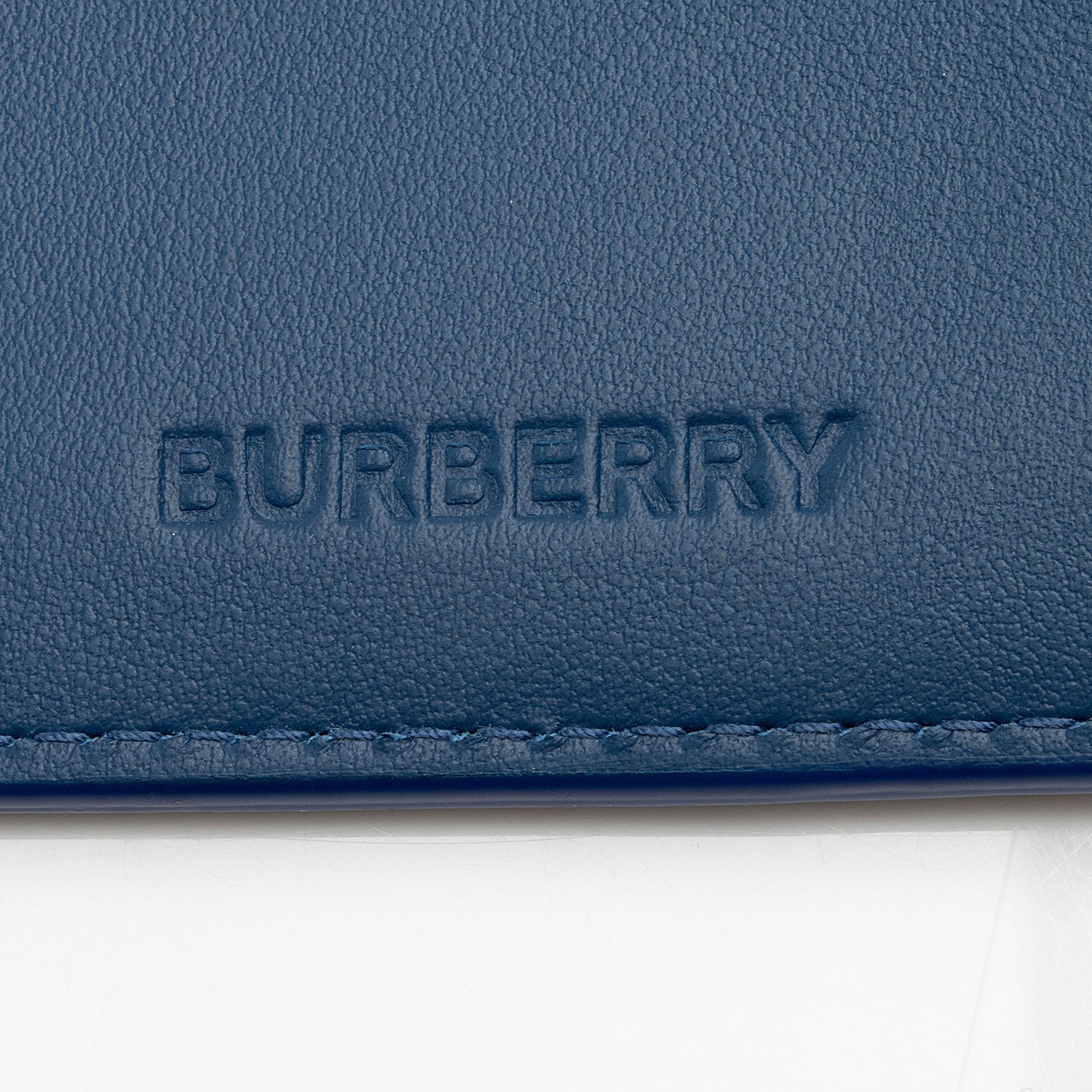 Burberry Embossed Grainy Calfskin  Bi-Fold Wallet (SHF-eDYuMU)
