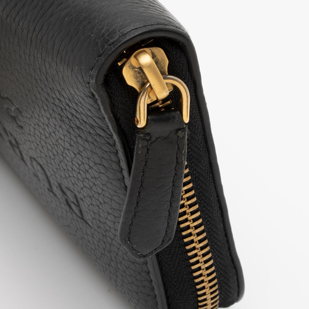Burberry Grainy Calfskin Embossed Logo Zip Around Wallet (SHF-cYIxLz)