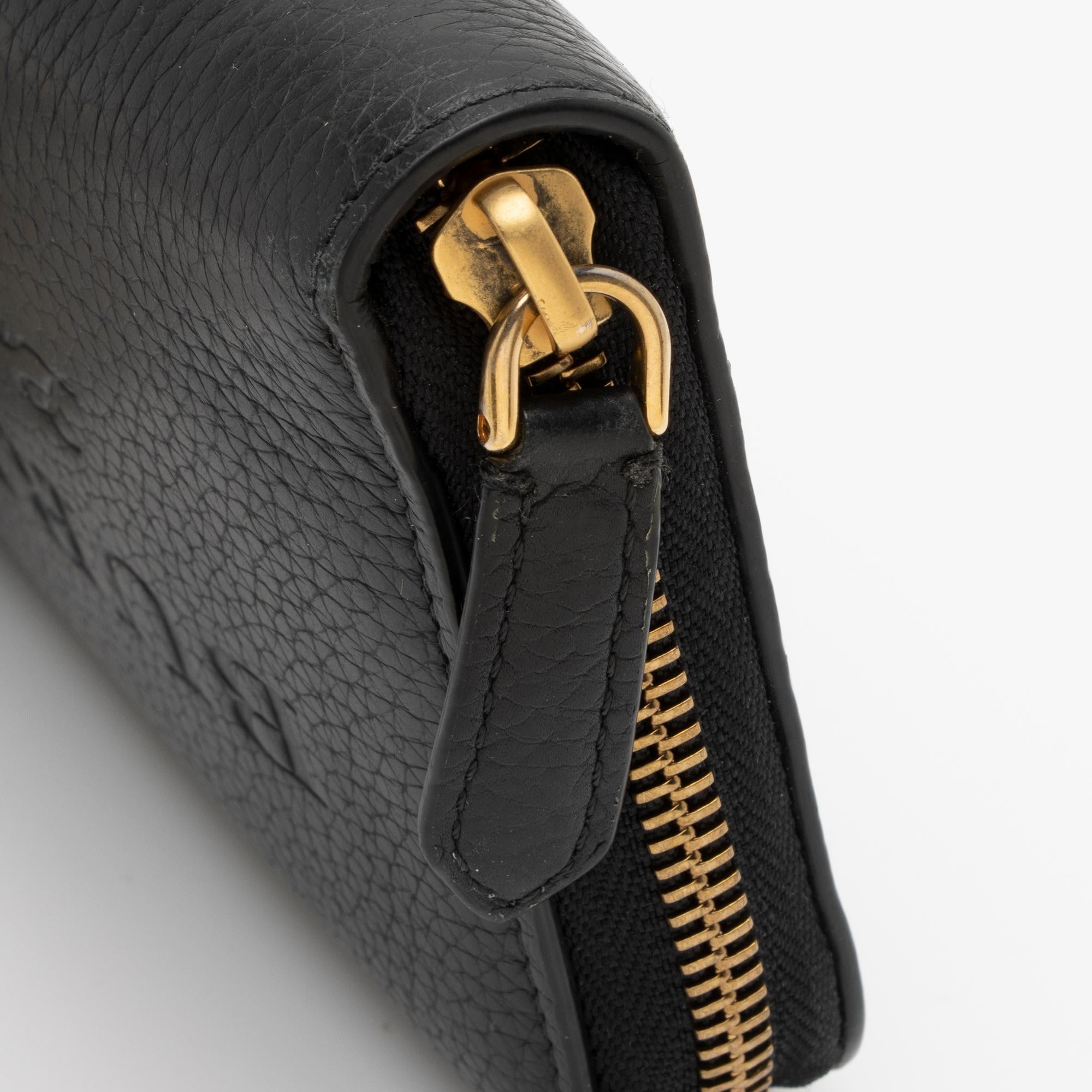 Burberry Grainy Calfskin Embossed Logo Zip Around Wallet (SHF-cYIxLz)