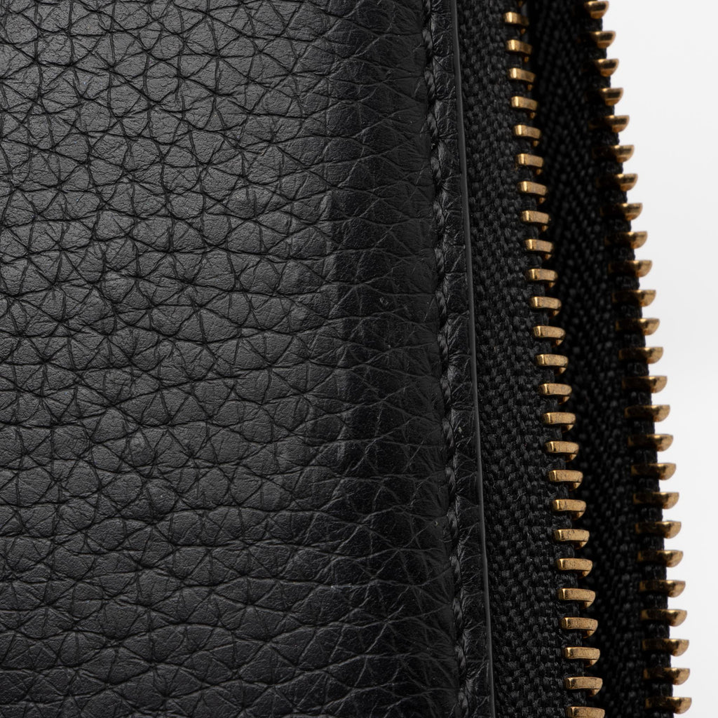 Burberry Grainy Calfskin Embossed Logo Zip Around Wallet (SHF-cYIxLz)