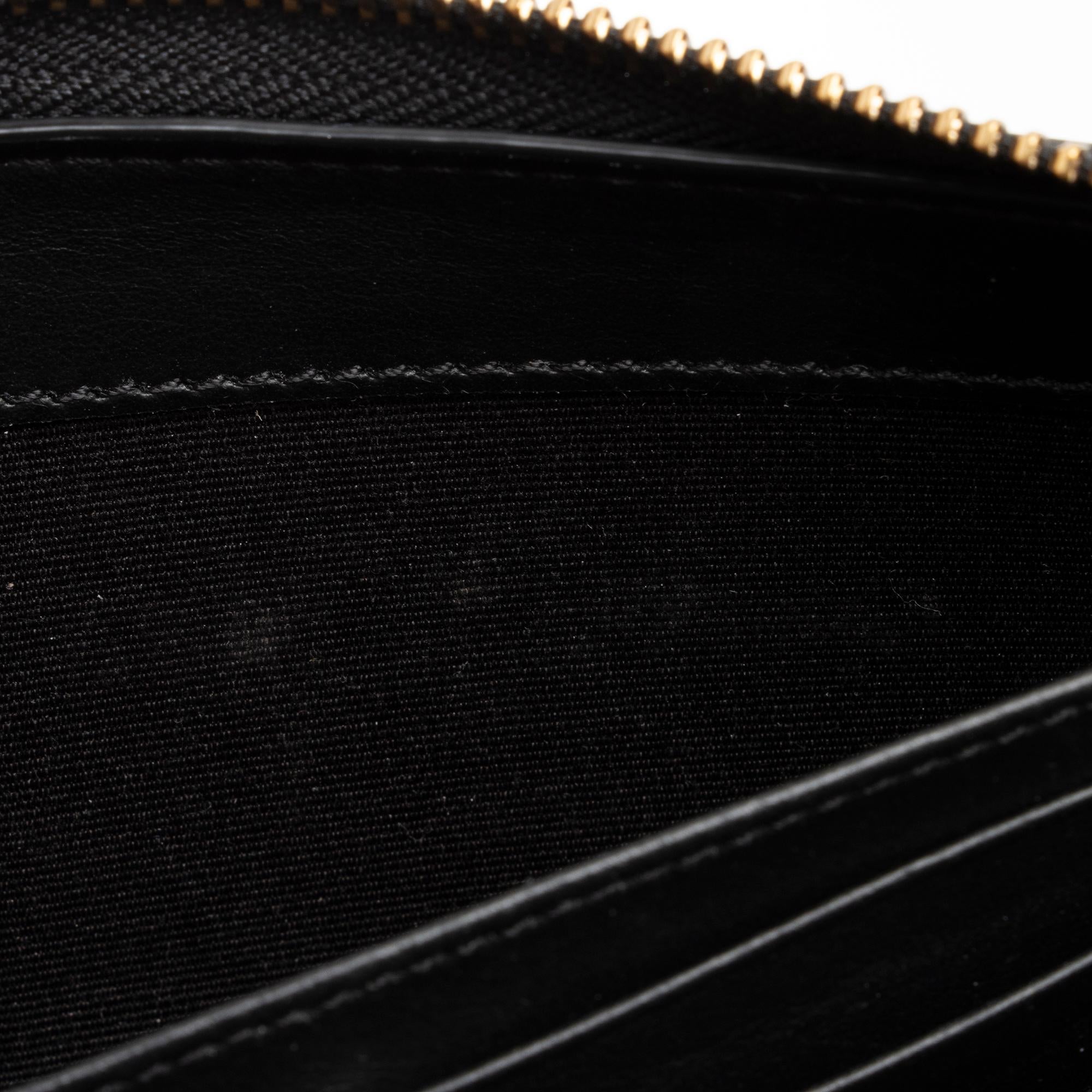 Burberry Grainy Calfskin Embossed Logo Zip Around Wallet (SHF-cYIxLz)