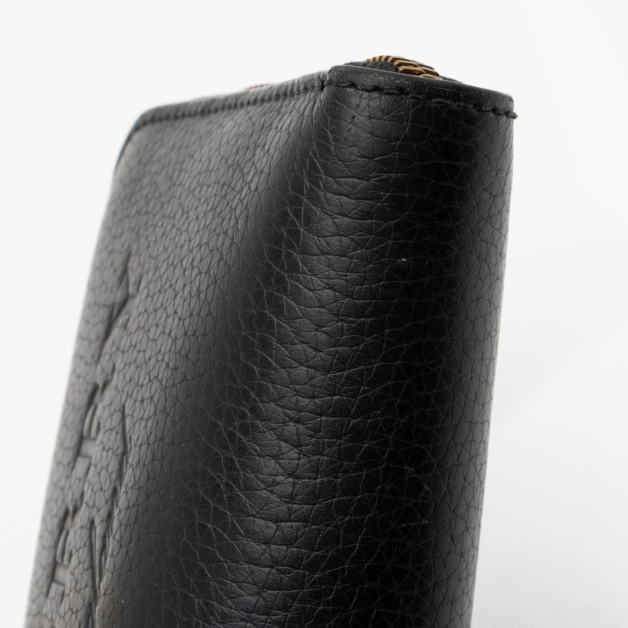 Burberry Grainy Calfskin Embossed Logo Zip Around Wallet (SHF-cYIxLz)