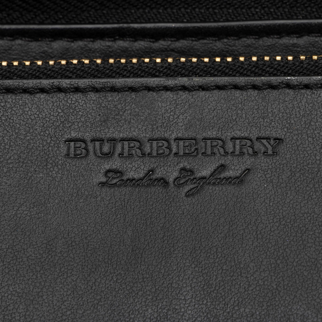 Burberry Grainy Calfskin Embossed Logo Zip Around Wallet (SHF-cYIxLz)
