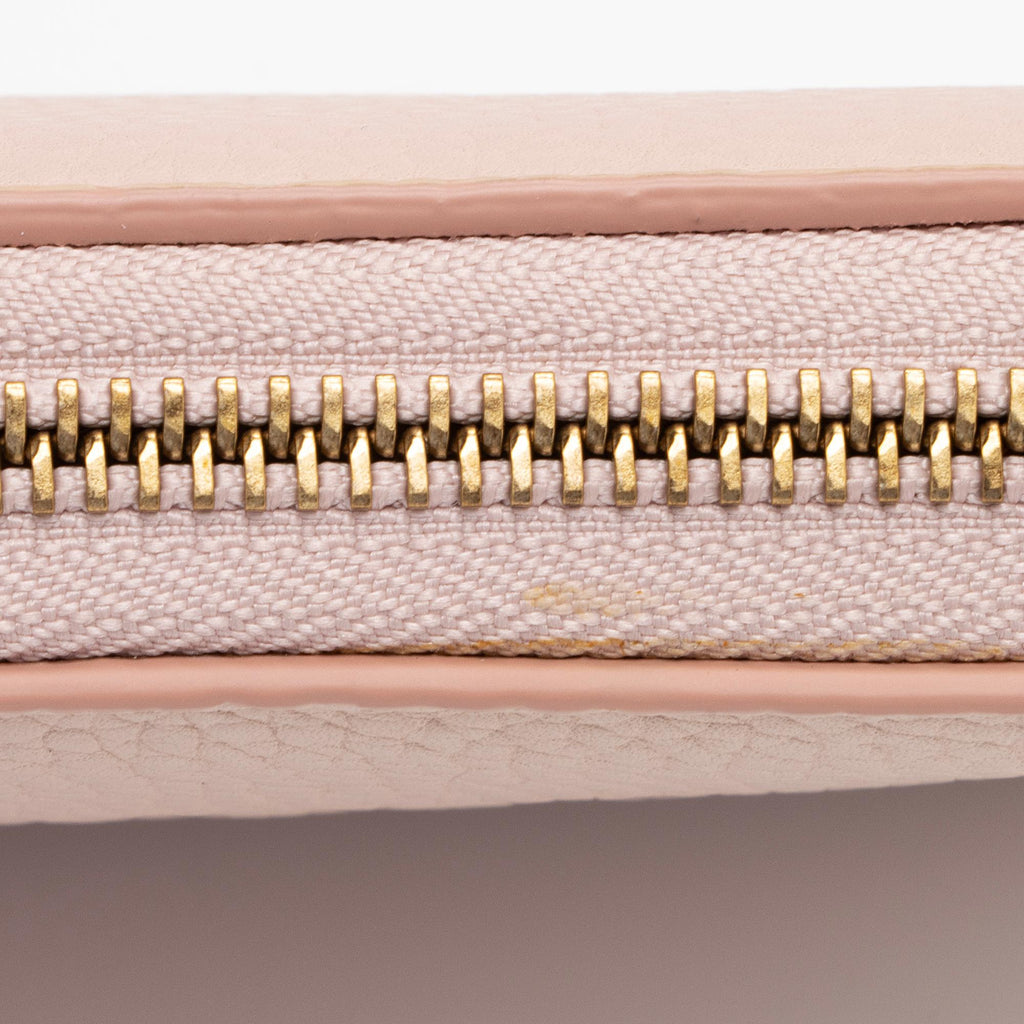 Burberry Grainy Calfskin Embossed Logo Zip Around Wallet (SHF-hNiaCM)