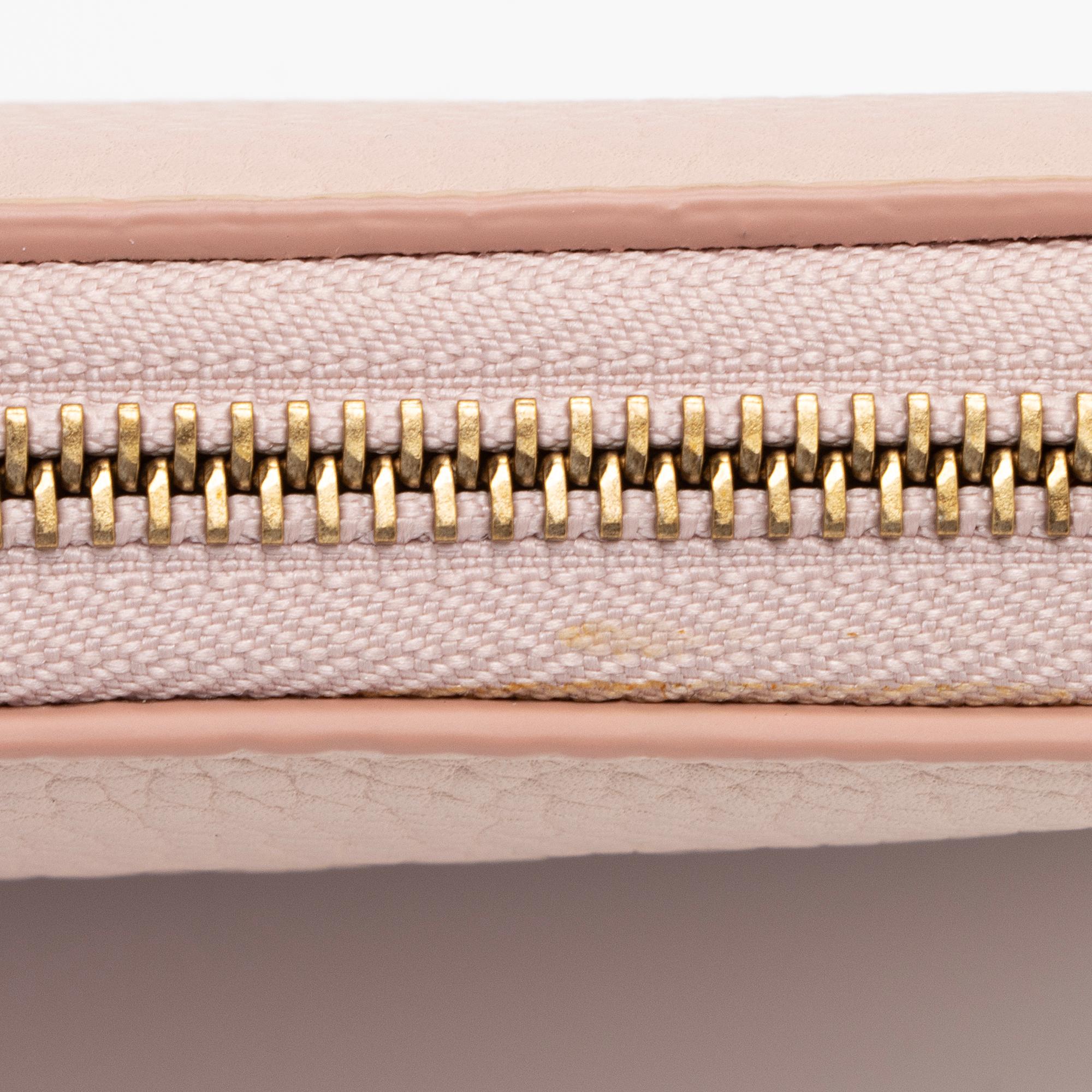 Burberry Grainy Calfskin Embossed Logo Zip Around Wallet (SHF-hNiaCM)
