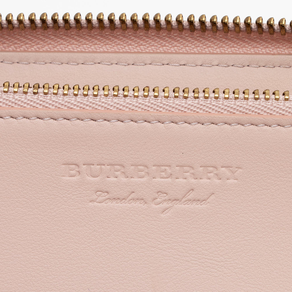 Burberry Grainy Calfskin Embossed Logo Zip Around Wallet (SHF-hNiaCM)