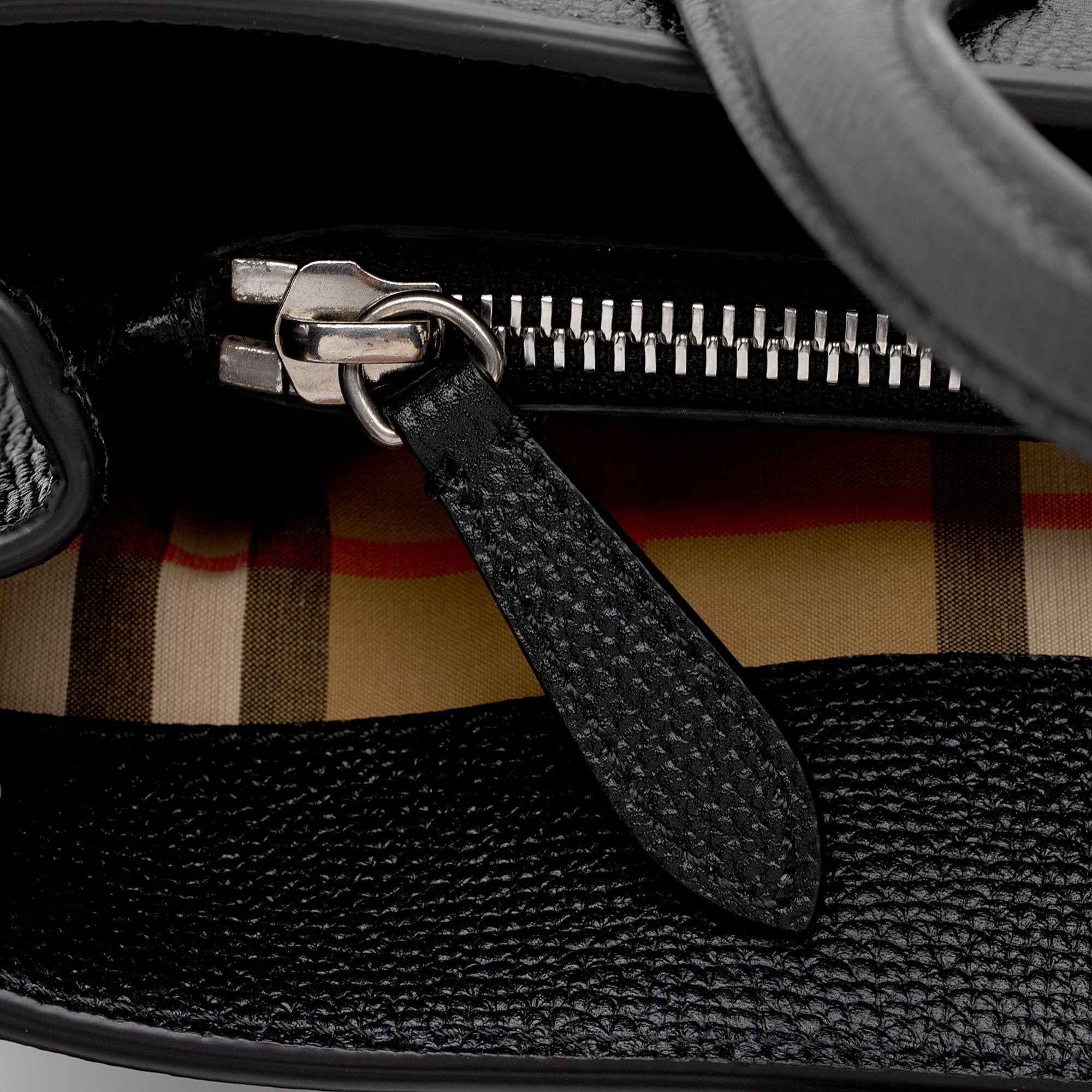 Burberry Vintage Check Leather Banner Medium Tote (SHF-AsEaCK)