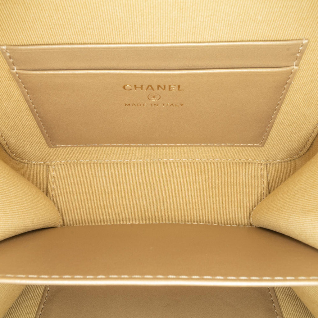 Chanel CC Quilted Lambskin Pearl Crush Camera Bag (SHG-CAgK7A)