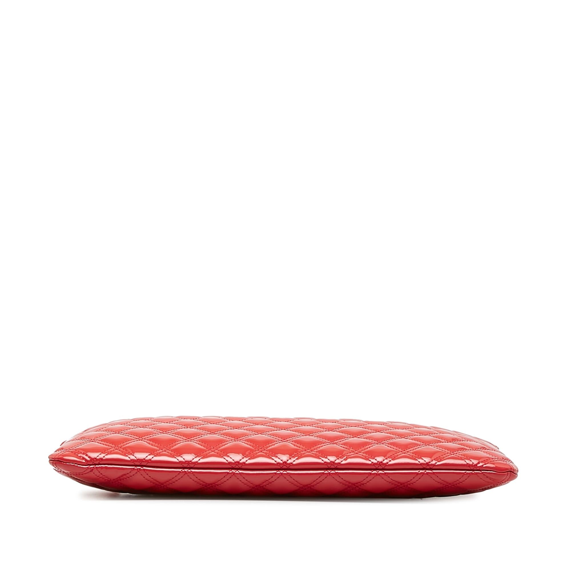 Chanel CC Quilted Patent Leather O Case (SHG-b3vxmg)